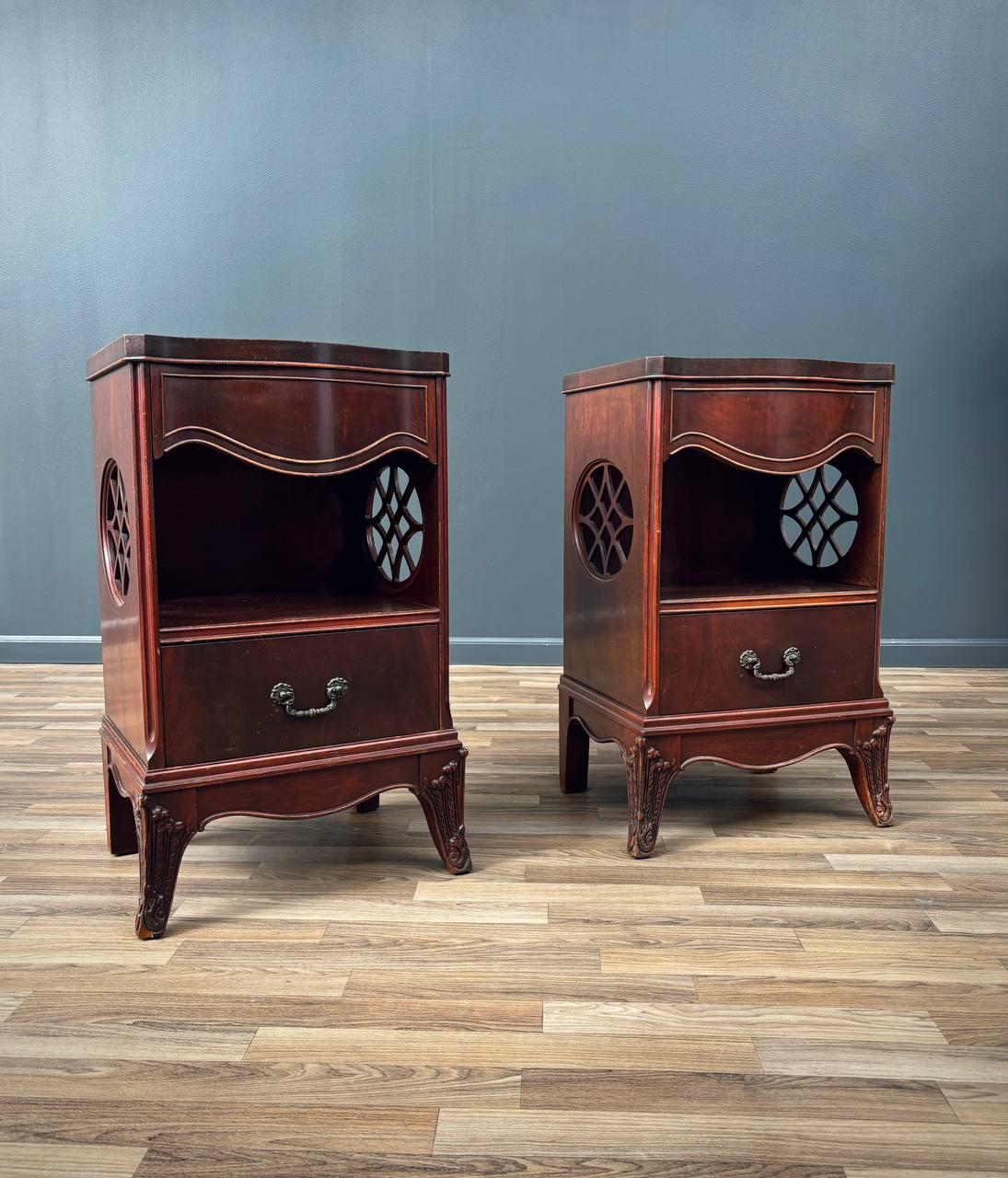 Early 20th Century Pair Antique Federal Carved Mahogany Night Stands For Sale