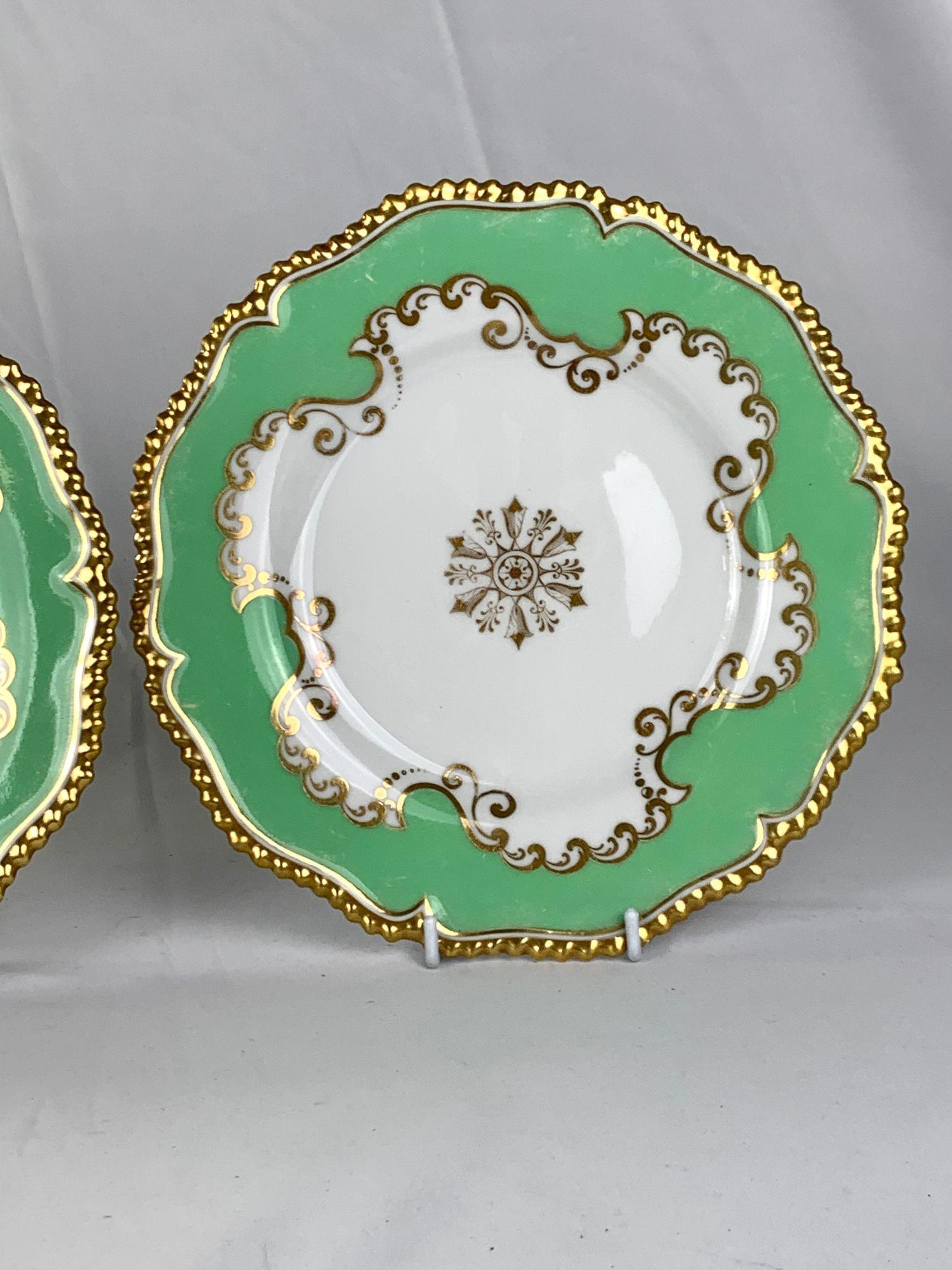 Neoclassico Coppia di piatti antichi in porcellana Flight, Barr & Barr Worcester Apple Green & Gold 1825 in vendita