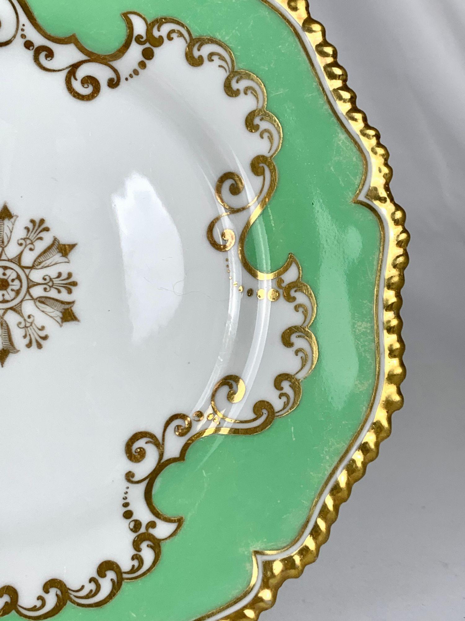 Coppia di piatti antichi in porcellana Flight, Barr & Barr Worcester Apple Green & Gold 1825 In condizioni ottime in vendita a Katonah, NY