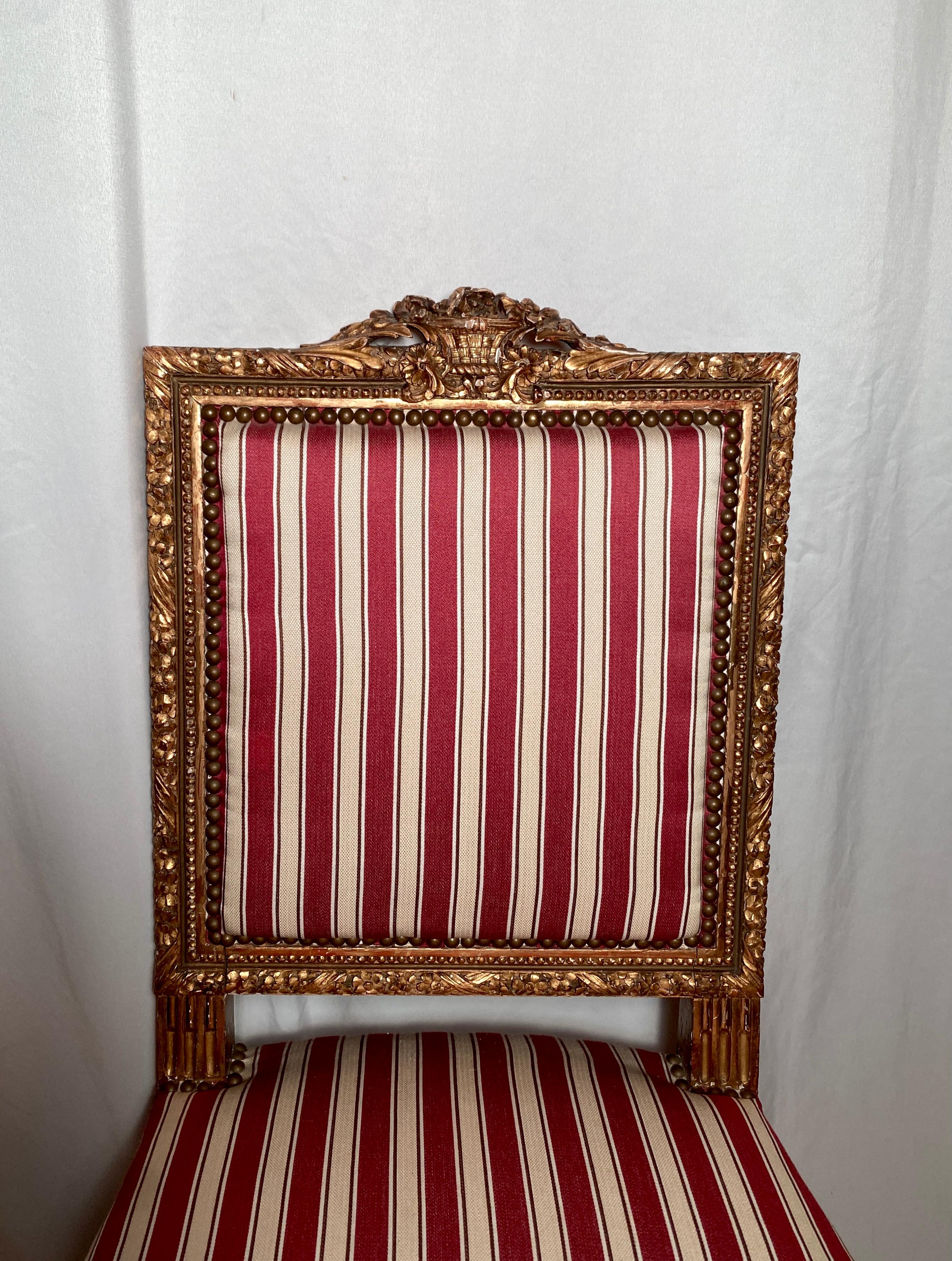 Français Paire d'anciennes chaises d'appoint Napoléon III françaises du XIXe siècle, en bois sculpté et doré en vente