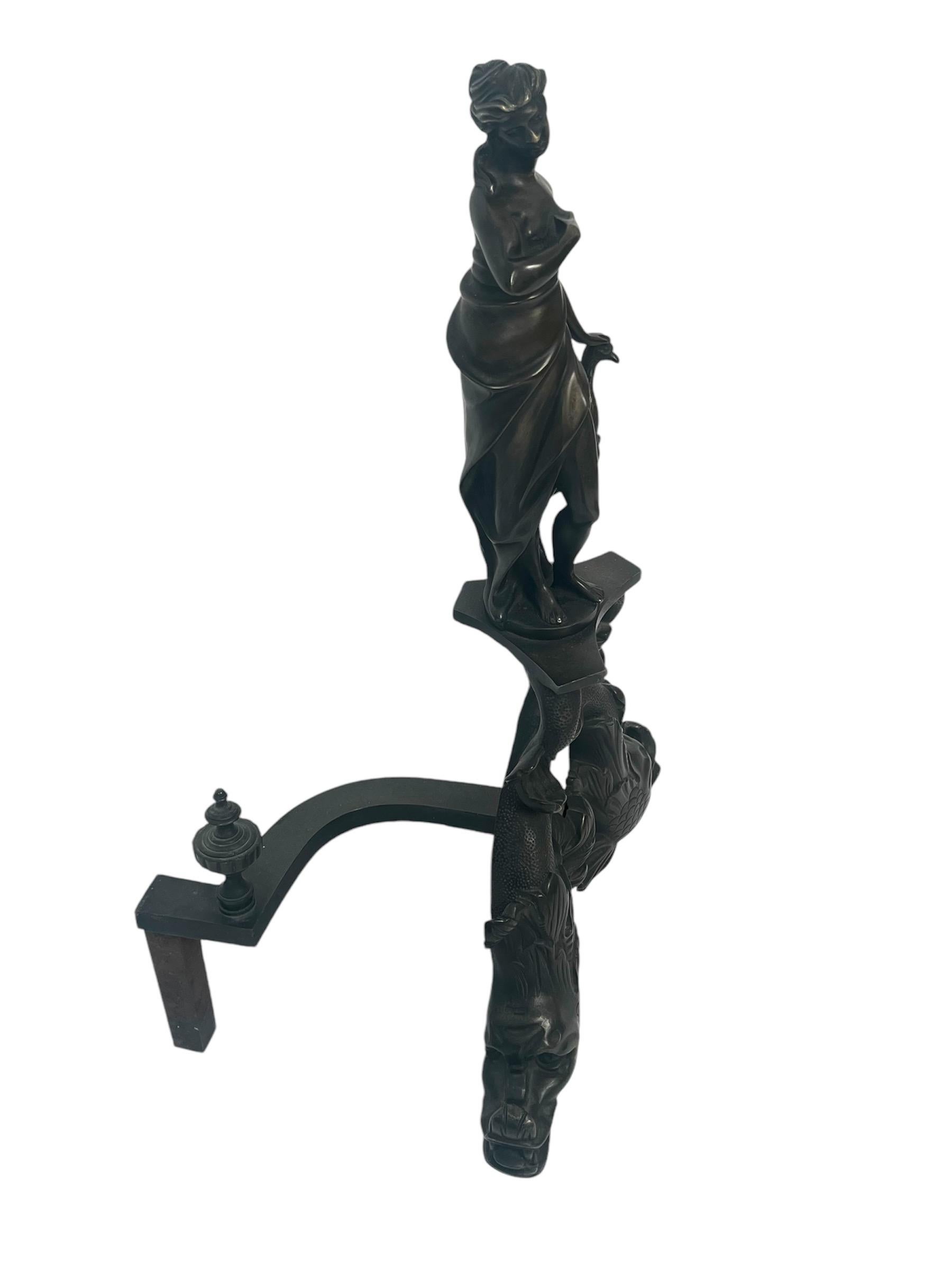 Effet bronze Paire de chenets figuratifs français anciens en bronze du 19ème siècle en vente