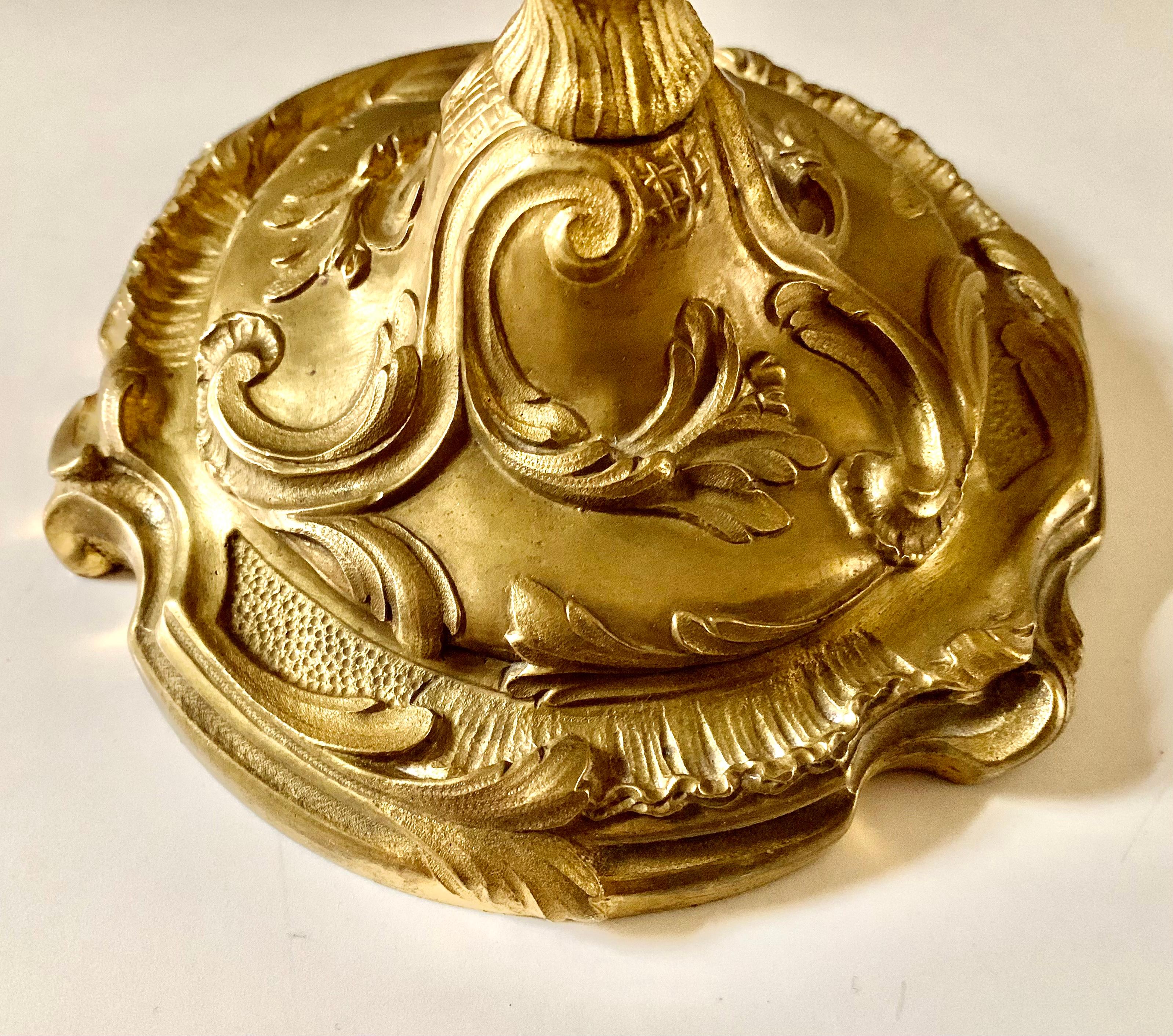 Paire de candélabres français anciens de style Louis XV en bronze doré du 19ème siècle en vente 1