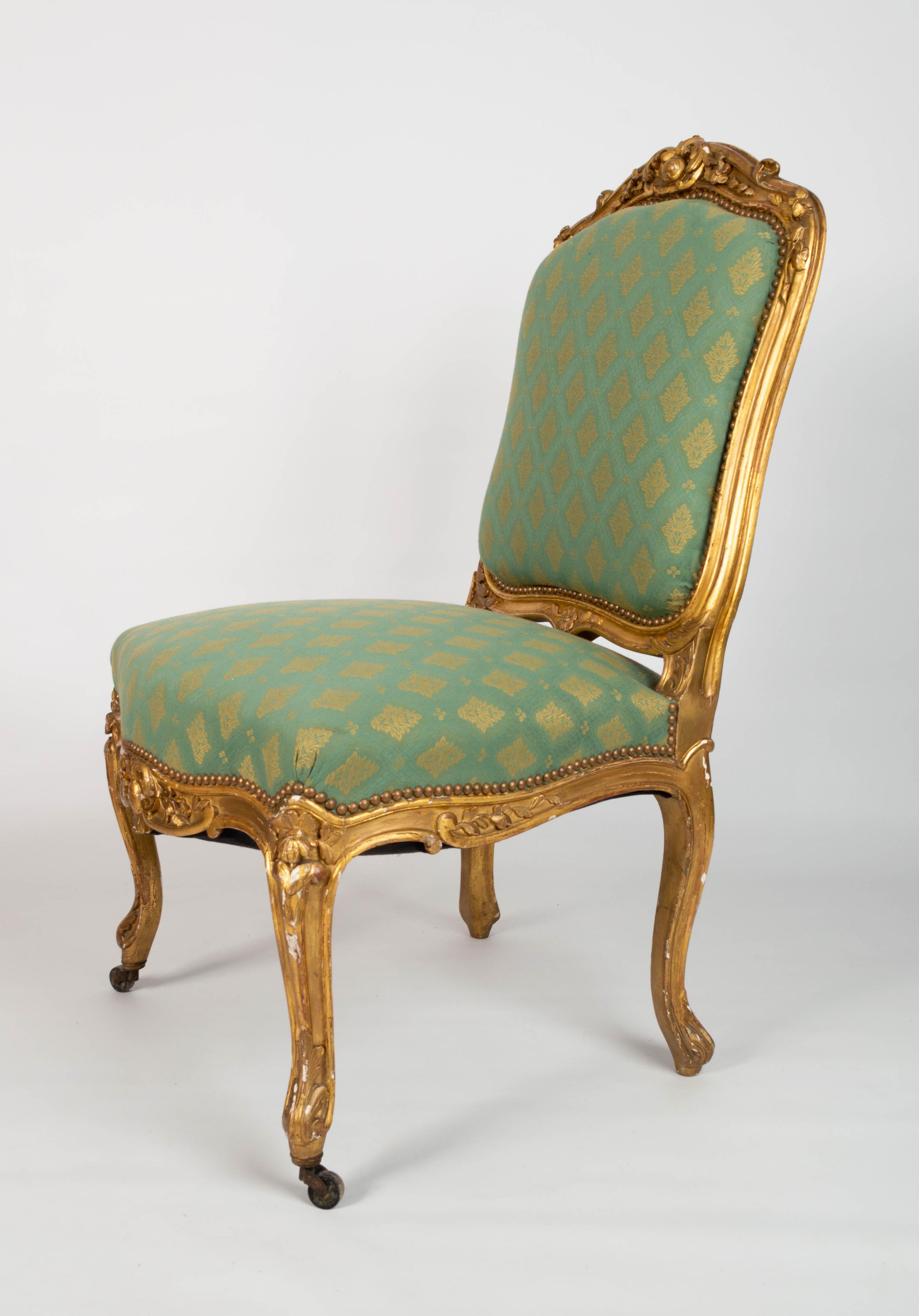 Paire de chaises de salon françaises anciennes en bois doré de style Louis XV du 19ème siècle, vers 1870 en vente 2