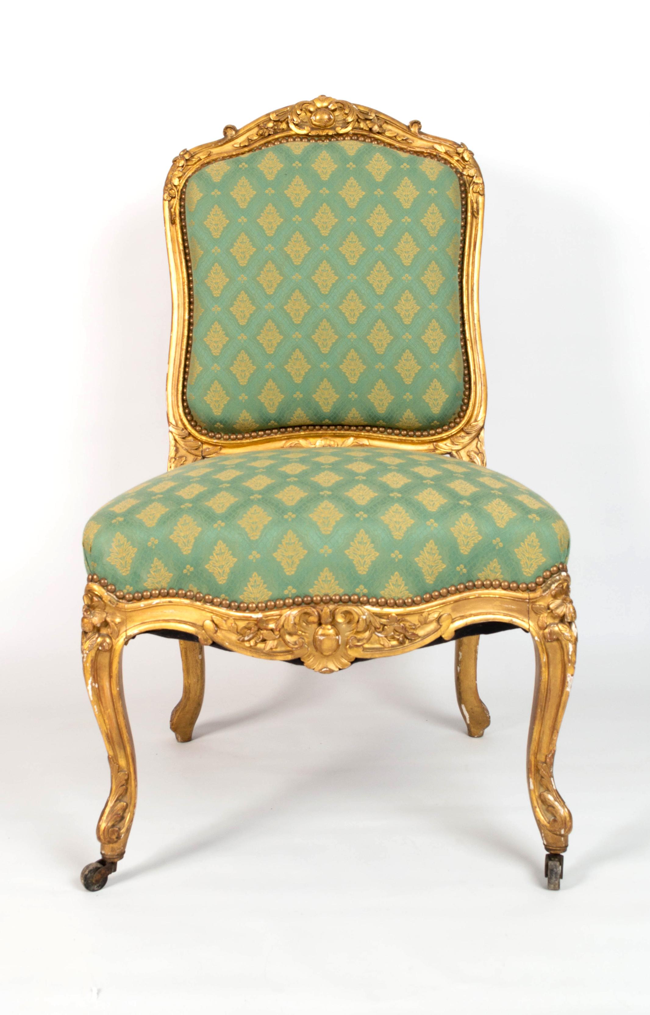 Paire de chaises de salon françaises anciennes en bois doré de style Louis XV du 19ème siècle, vers 1870 en vente 4