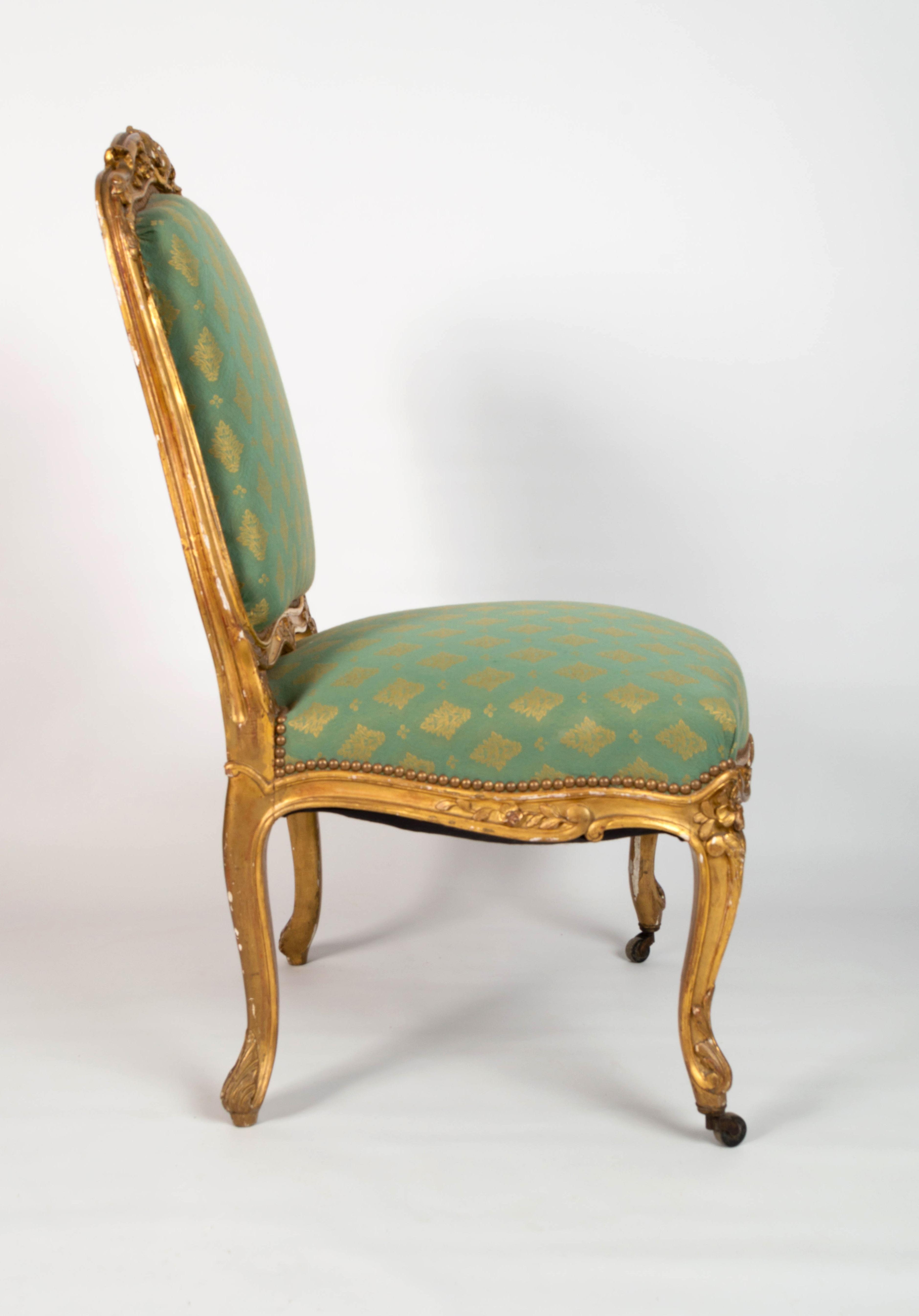 Paire de chaises de salon françaises anciennes en bois doré de style Louis XV du 19ème siècle, vers 1870 en vente 6