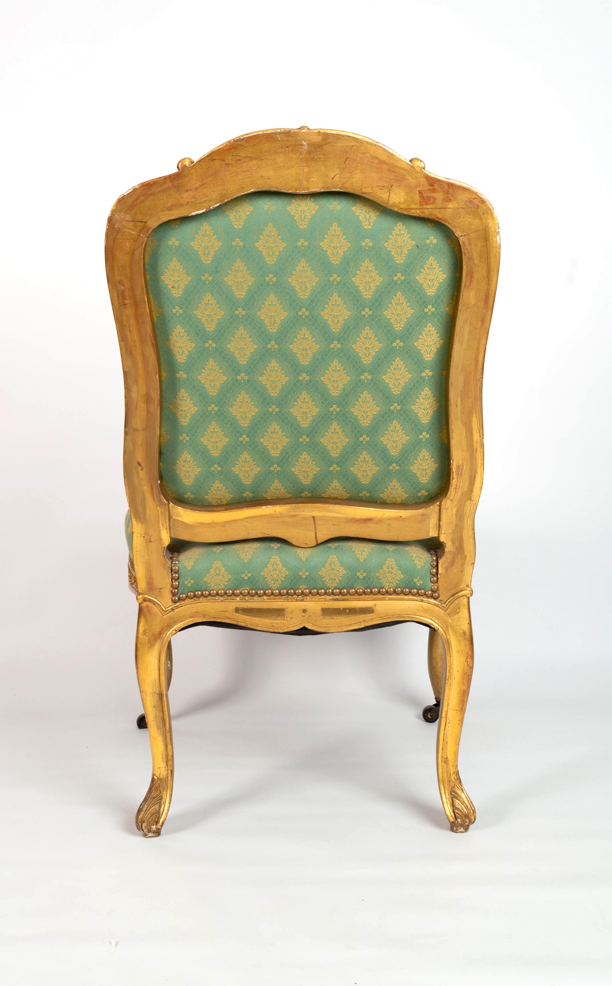 XIXe siècle Paire de chaises de salon françaises anciennes en bois doré de style Louis XV du 19ème siècle, vers 1870 en vente