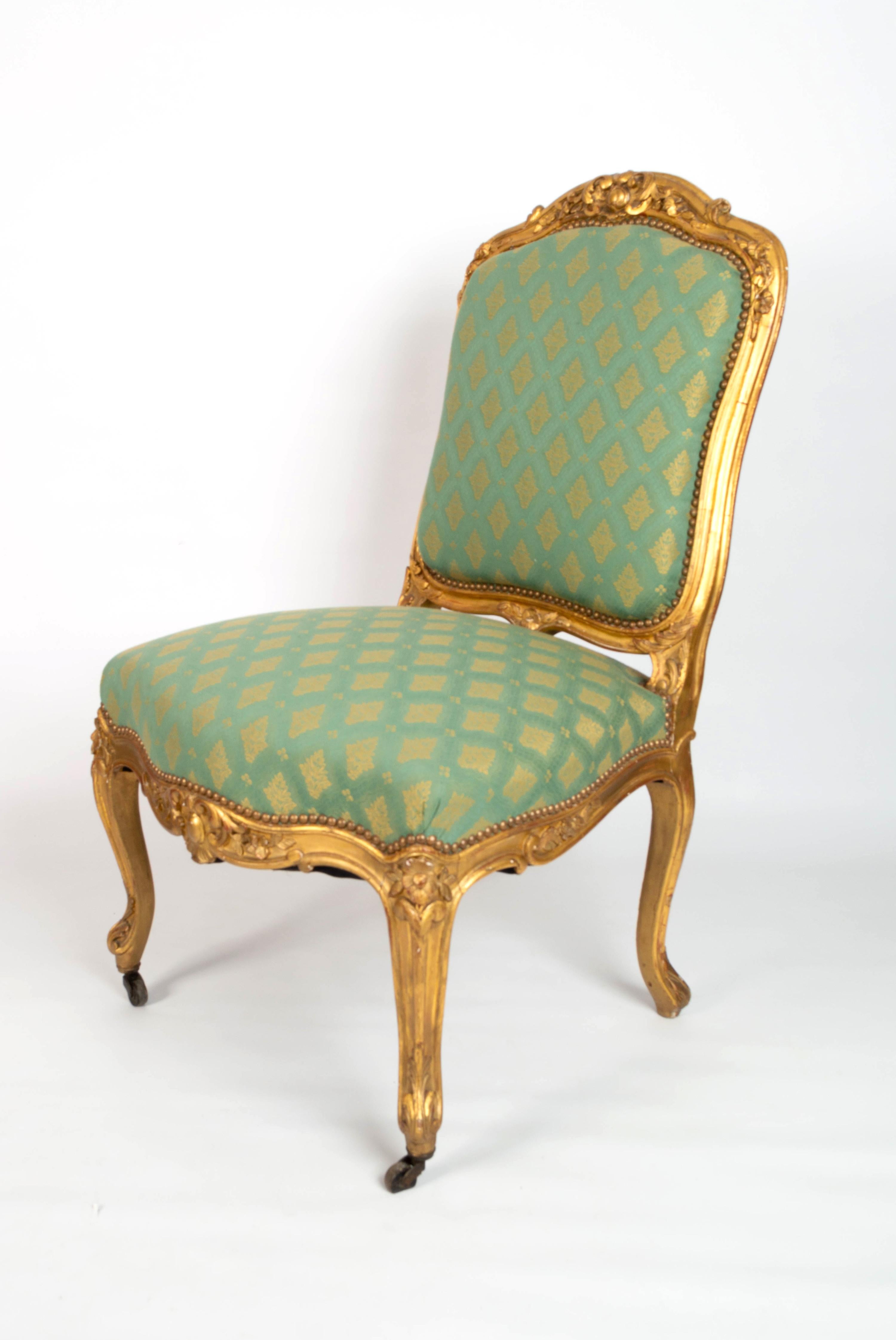 Tissu d'ameublement Paire de chaises de salon françaises anciennes en bois doré de style Louis XV du 19ème siècle, vers 1870 en vente
