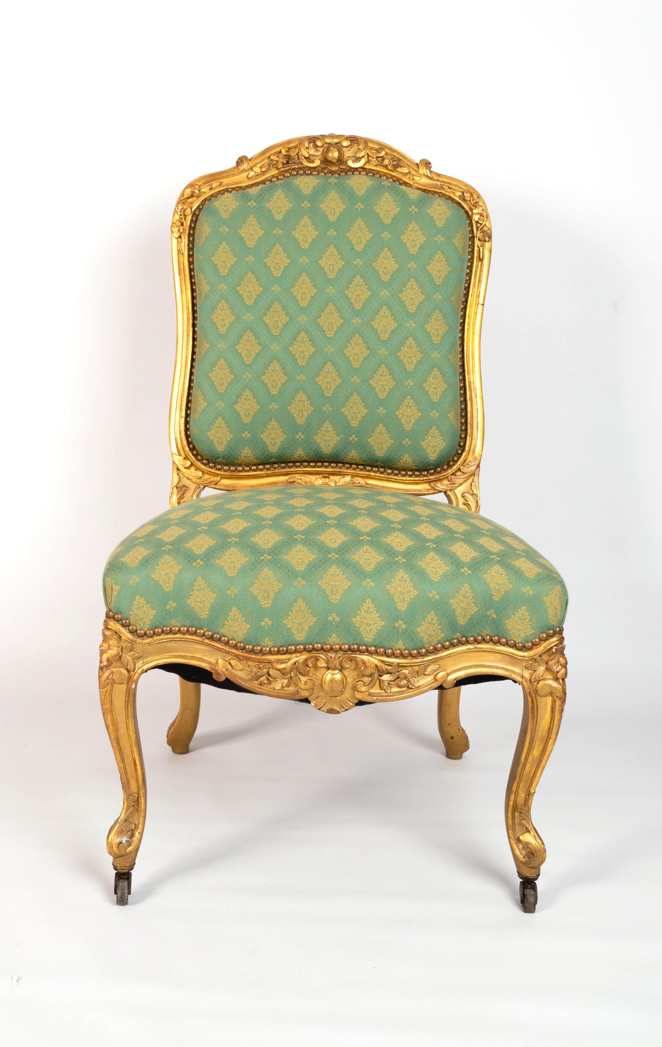 Paire de chaises de salon françaises anciennes en bois doré de style Louis XV du 19ème siècle, vers 1870 en vente 1