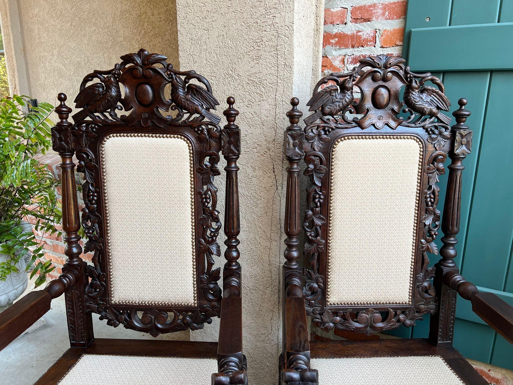 COPPIA Antique French Arm Chair Dining Renaissance Carved Oak Bird Black Forest In condizioni buone in vendita a Shreveport, LA
