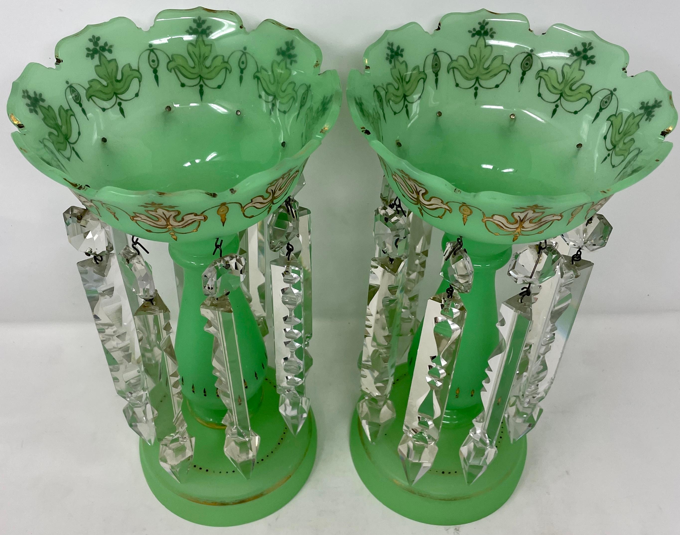 Paire d'anciens chandeliers en verre opalin vert et or de style 