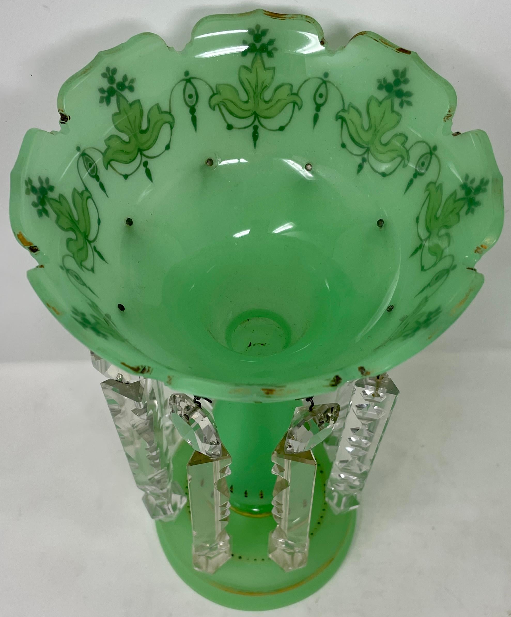 Français Paire de lustres français anciens Art Nouveau en verre opalin vert et or, vers 1910 en vente