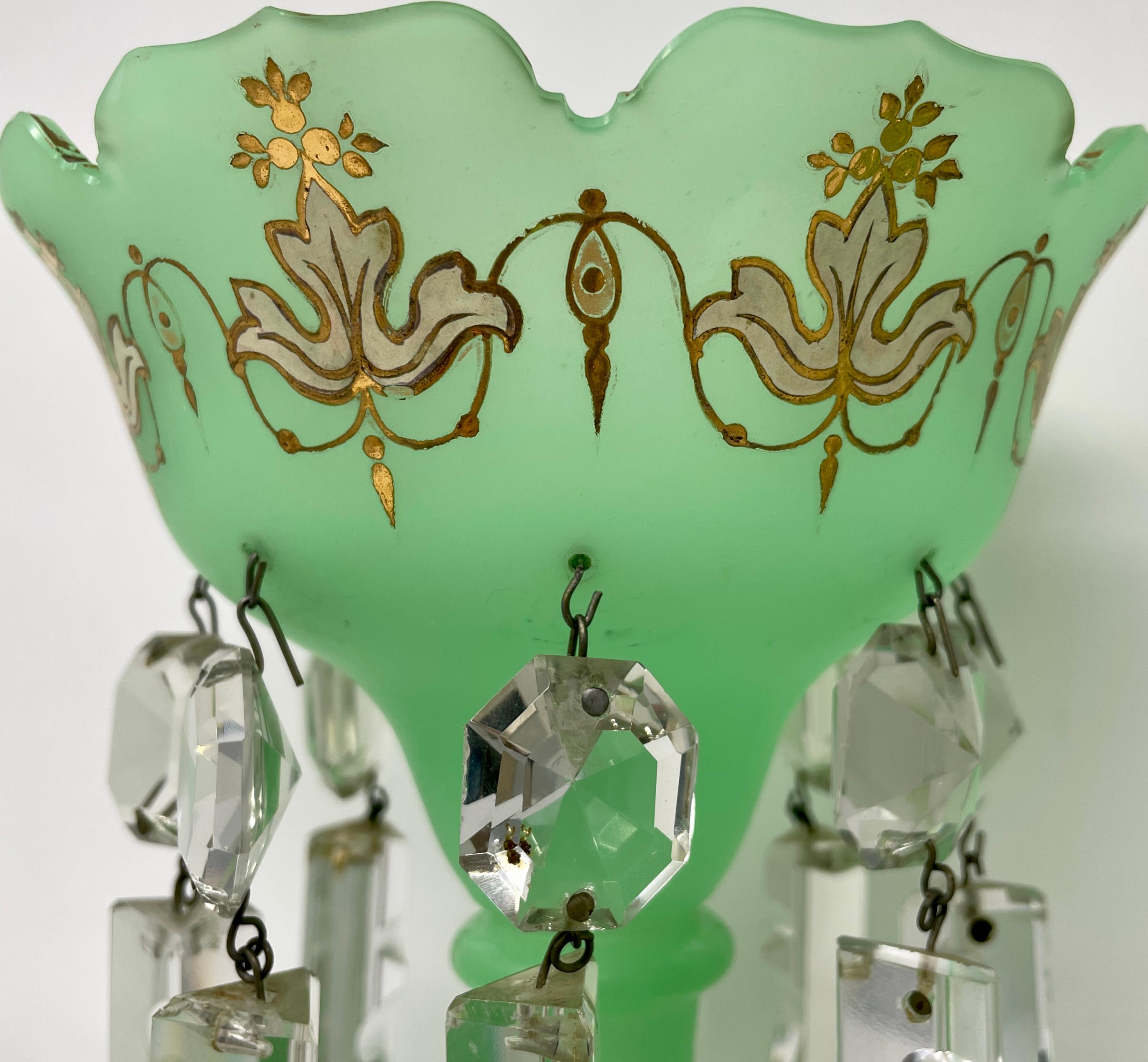 Paire de lustres français anciens Art Nouveau en verre opalin vert et or, vers 1910 Bon état - En vente à New Orleans, LA