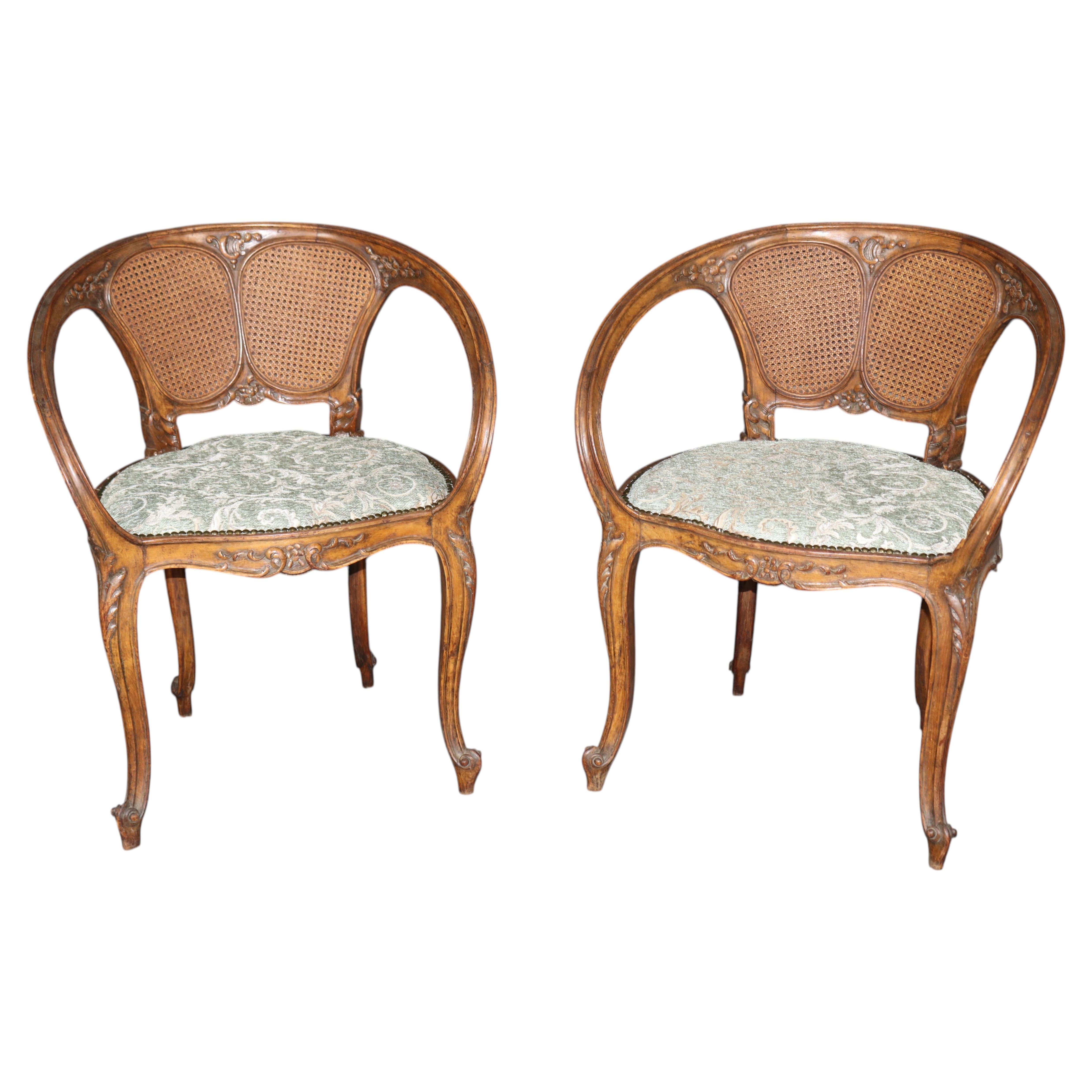 Paire de fauteuils français anciens de style Art nouveau, à dossier en canne et accoudoirs, en bois sculpté
