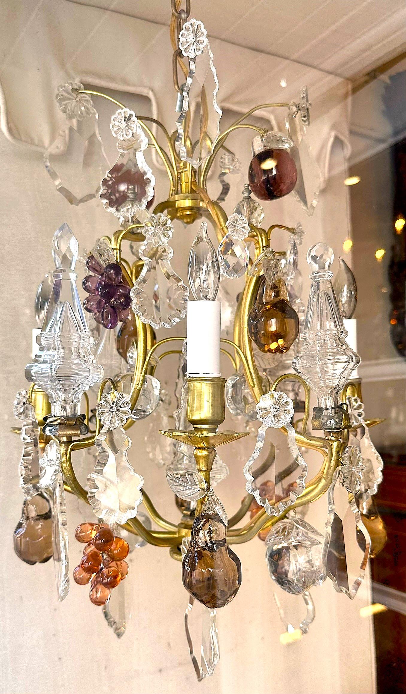 Pareja de Antiguos Candelabros Franceses de Cristal de Baccarat y Bronce Dorado, Circa 1890's.
Preciosa pareja de pequeñas lámparas de araña con prismas de cristal tallado y frutas de cristal de colores: manzanas, peras y racimos de uvas. 