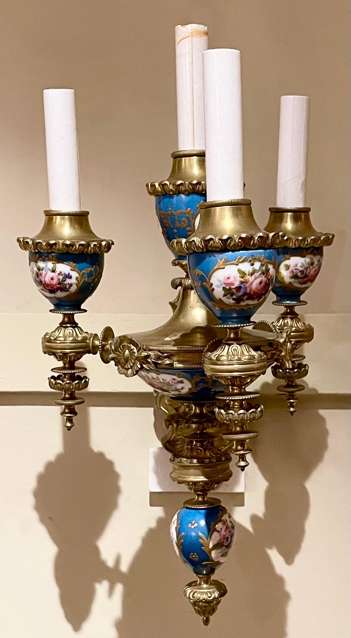 Paire d'appliques anciennes en porcelaine bleue et bronze de la Belle Époque, vers 1885-1900.
