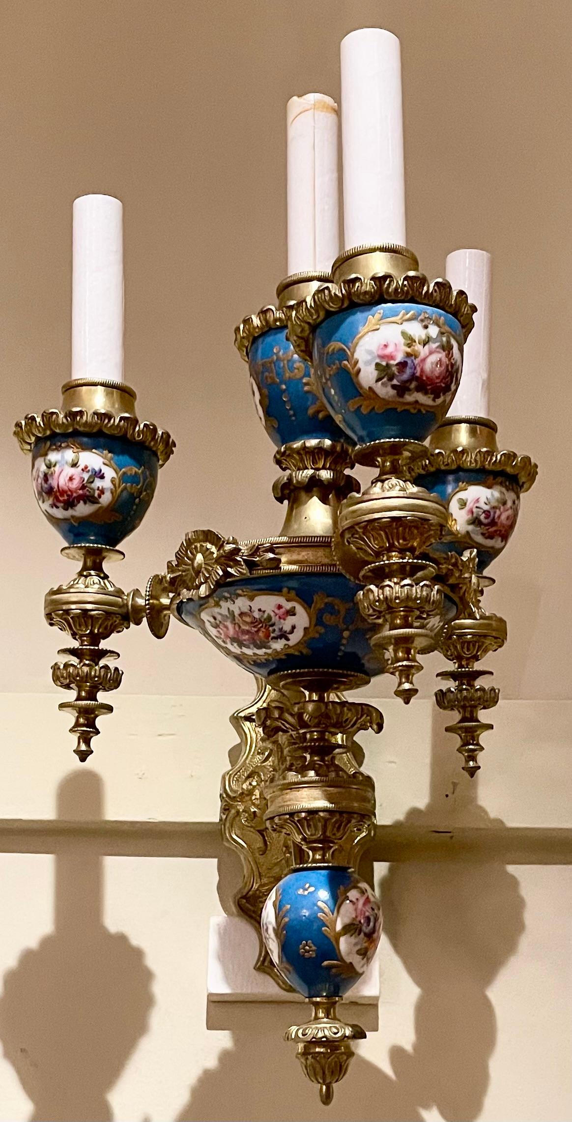 Français Paire d'appliques anciennes françaises Belle Époque en porcelaine bleue et bronze Circa 1885-1900 en vente