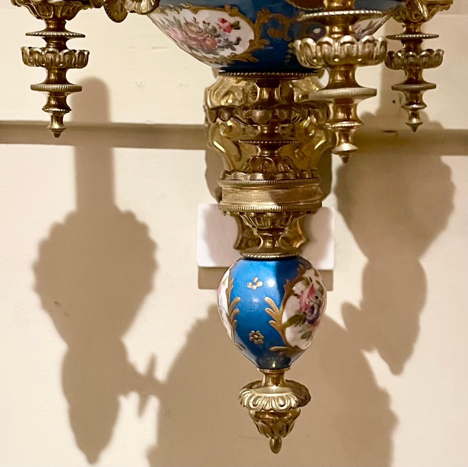 Paire d'appliques anciennes françaises Belle Époque en porcelaine bleue et bronze Circa 1885-1900 Bon état - En vente à New Orleans, LA