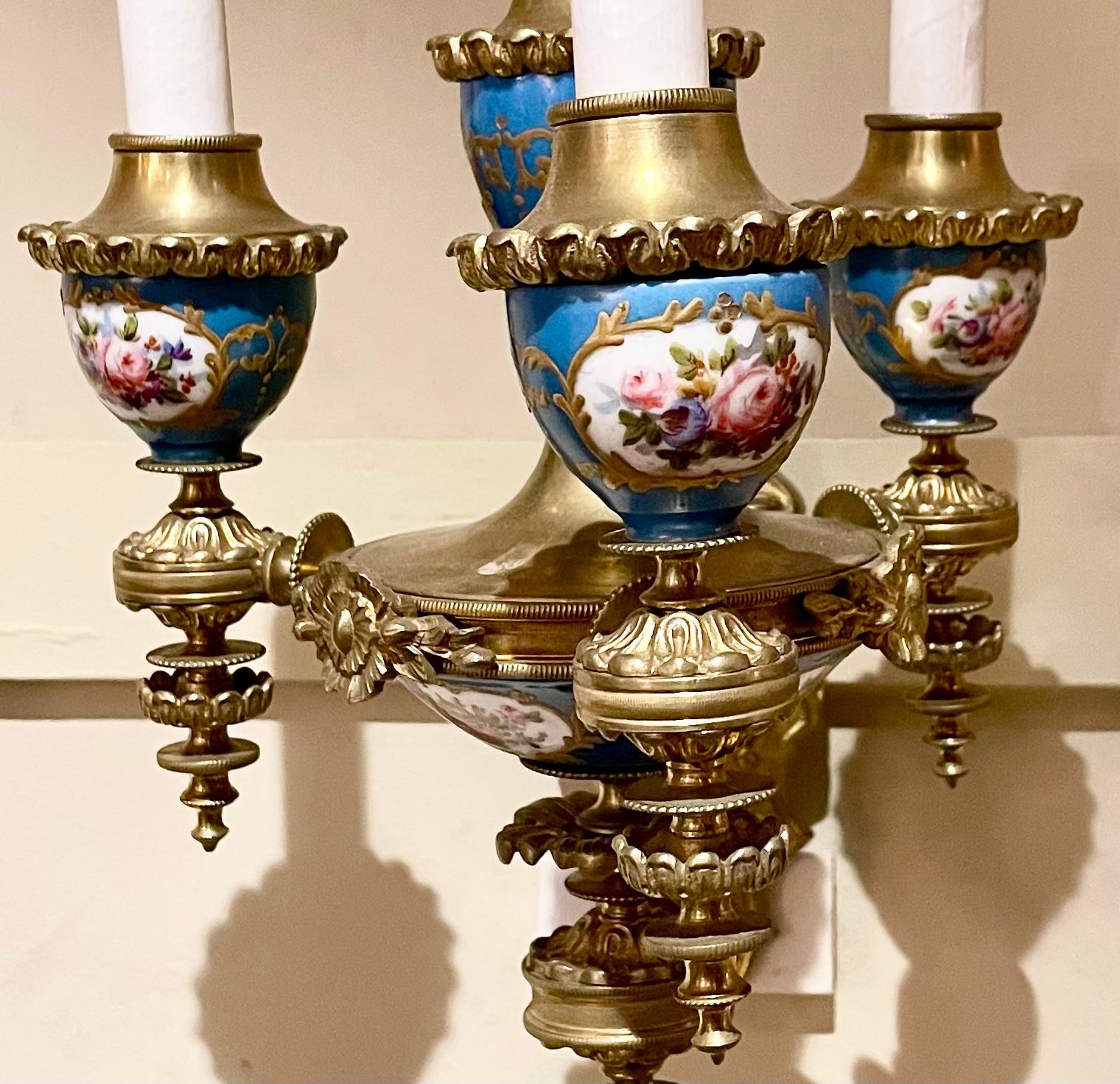 Bronze Paire d'appliques anciennes françaises Belle Époque en porcelaine bleue et bronze Circa 1885-1900 en vente
