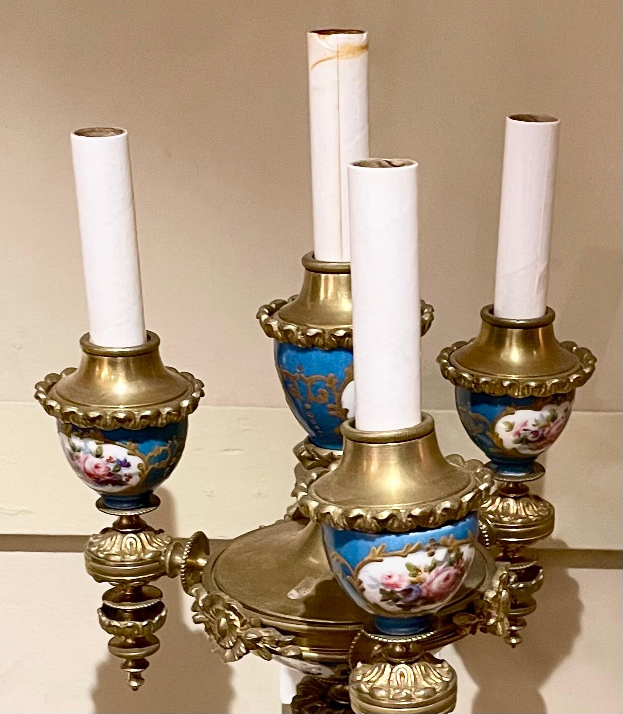 Paire d'appliques anciennes françaises Belle Époque en porcelaine bleue et bronze Circa 1885-1900 en vente 1