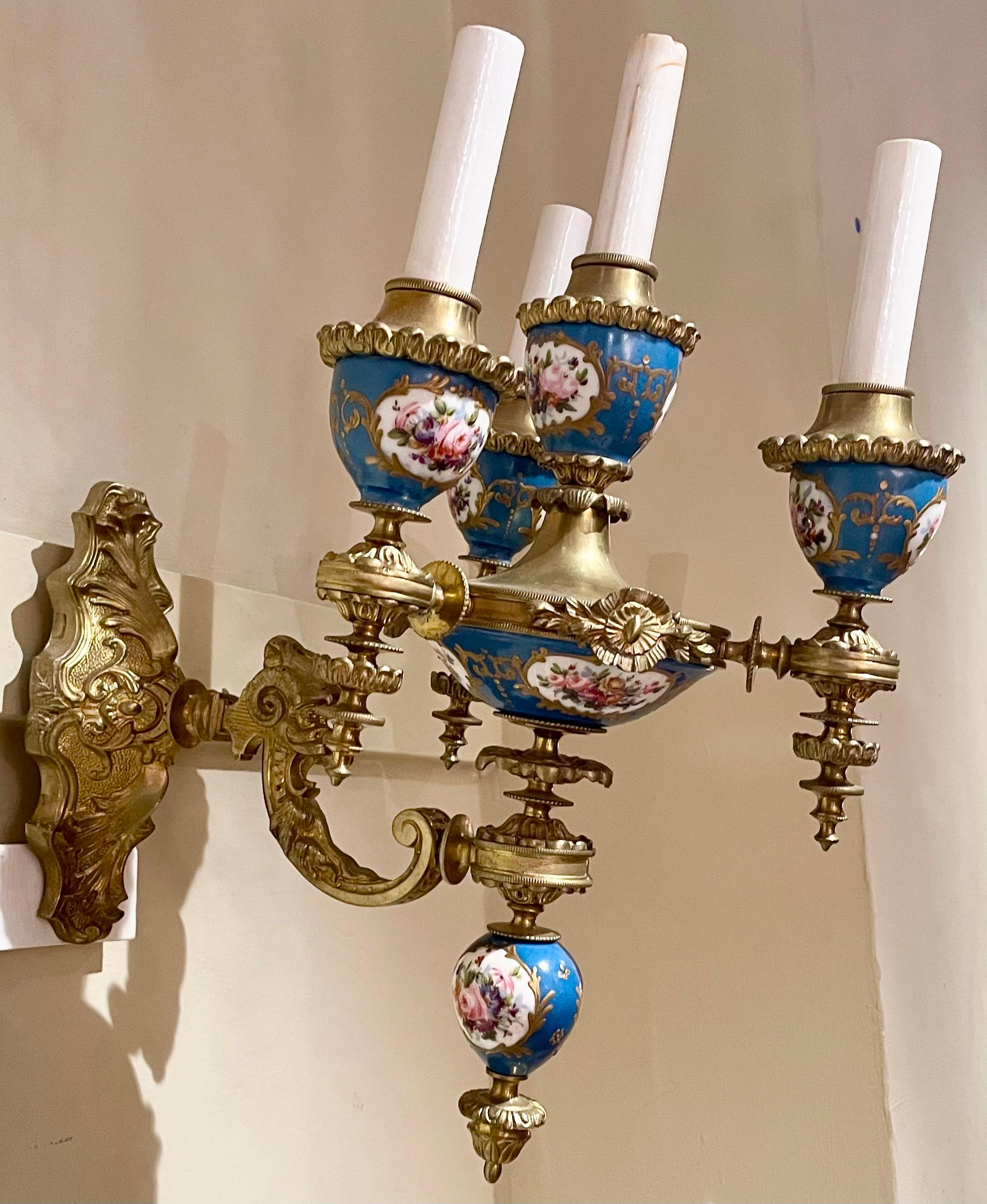 Paire d'appliques anciennes françaises Belle Époque en porcelaine bleue et bronze Circa 1885-1900 en vente 2