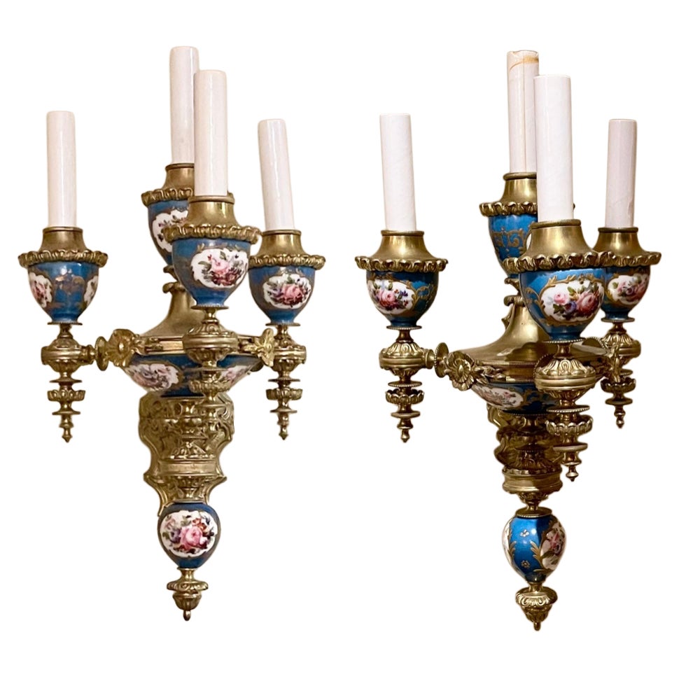 Paire d'appliques anciennes françaises Belle Époque en porcelaine bleue et bronze Circa 1885-1900 en vente