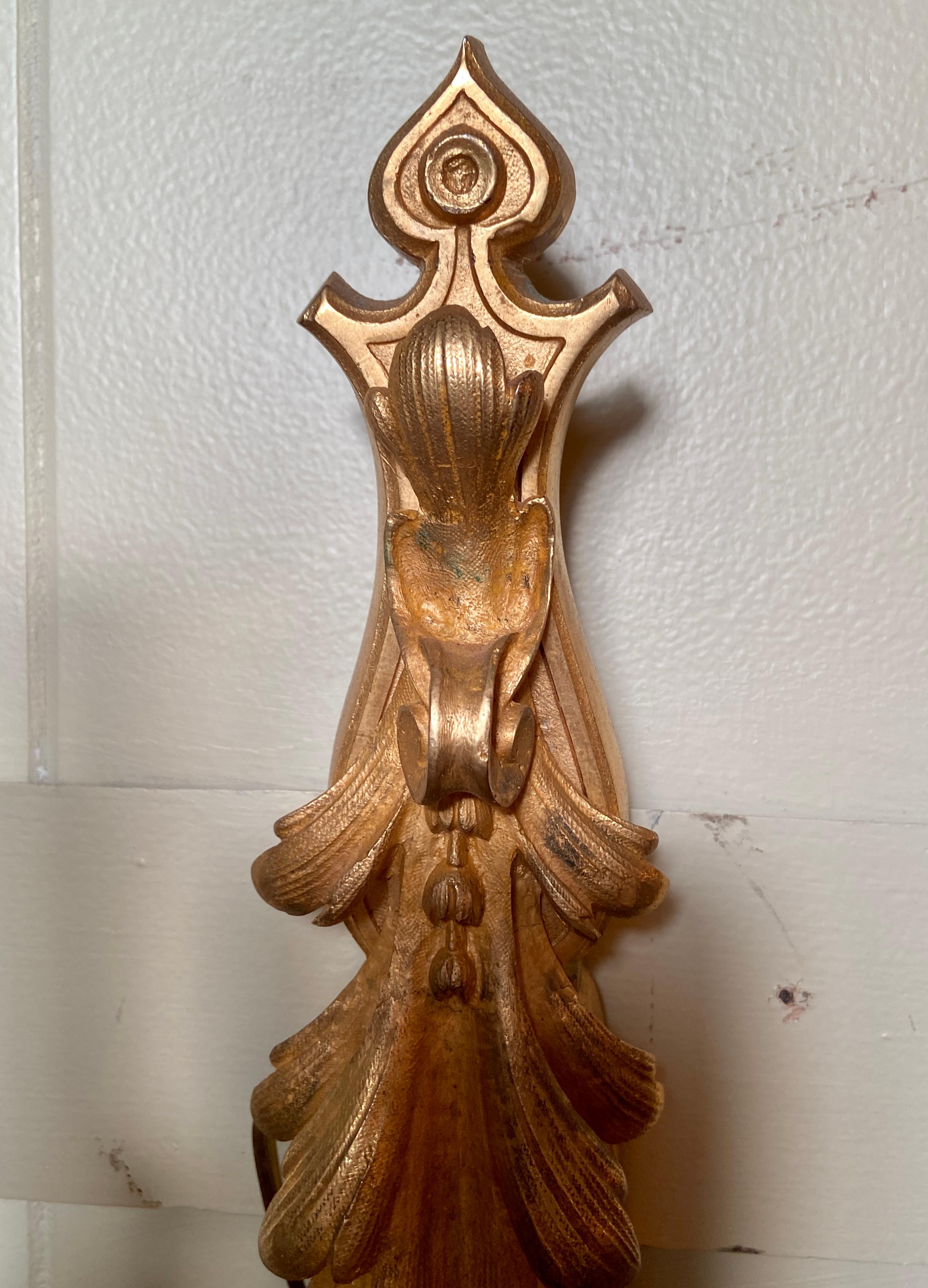 Belle Époque Paire d'appliques françaises anciennes Belle poque en bronze d'or et cristal de Baccarat, vers 1880 en vente