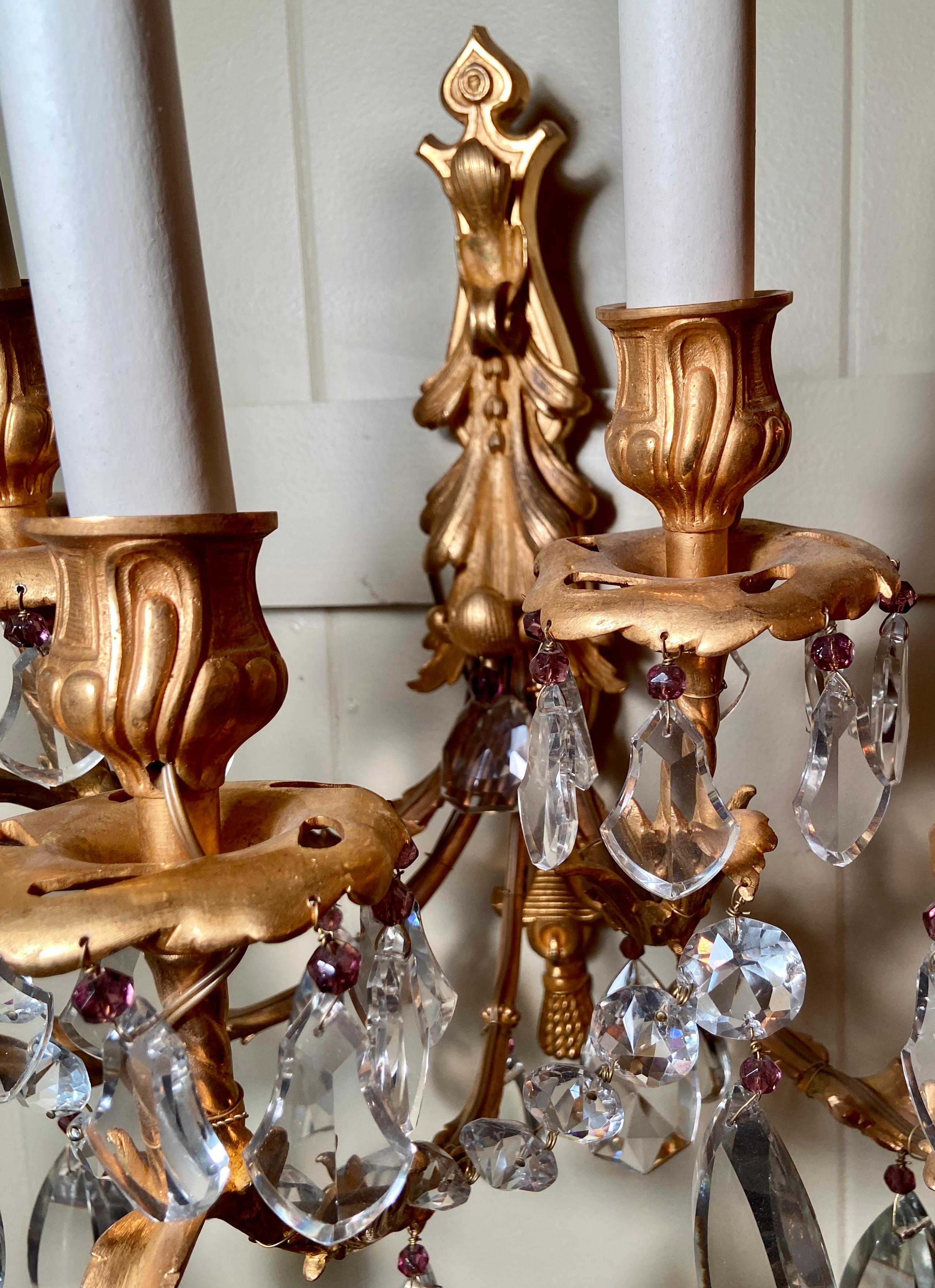 XIXe siècle Paire d'appliques françaises anciennes Belle poque en bronze d'or et cristal de Baccarat, vers 1880 en vente