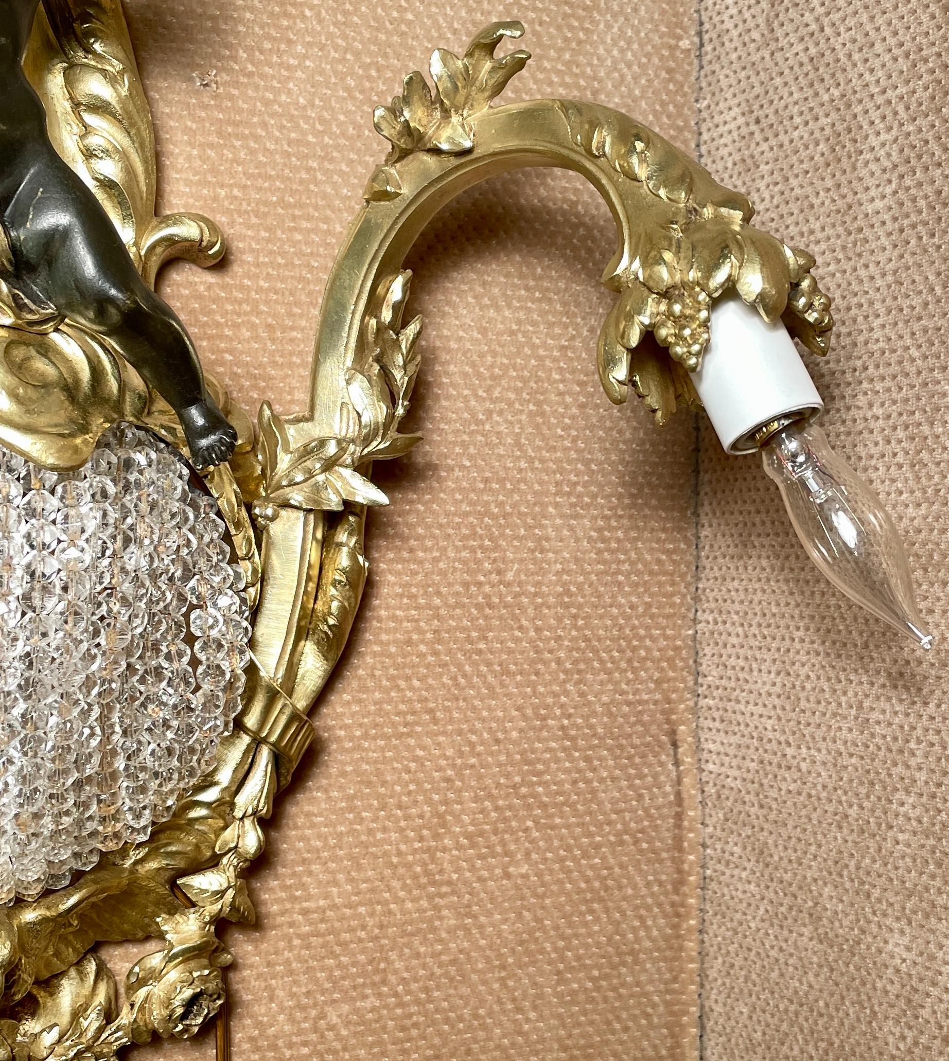 Paar antike französische Belle-Époque-Wandleuchter aus Goldbronze und geschliffenem Kristall, ca. 1870 im Zustand „Gut“ im Angebot in New Orleans, LA