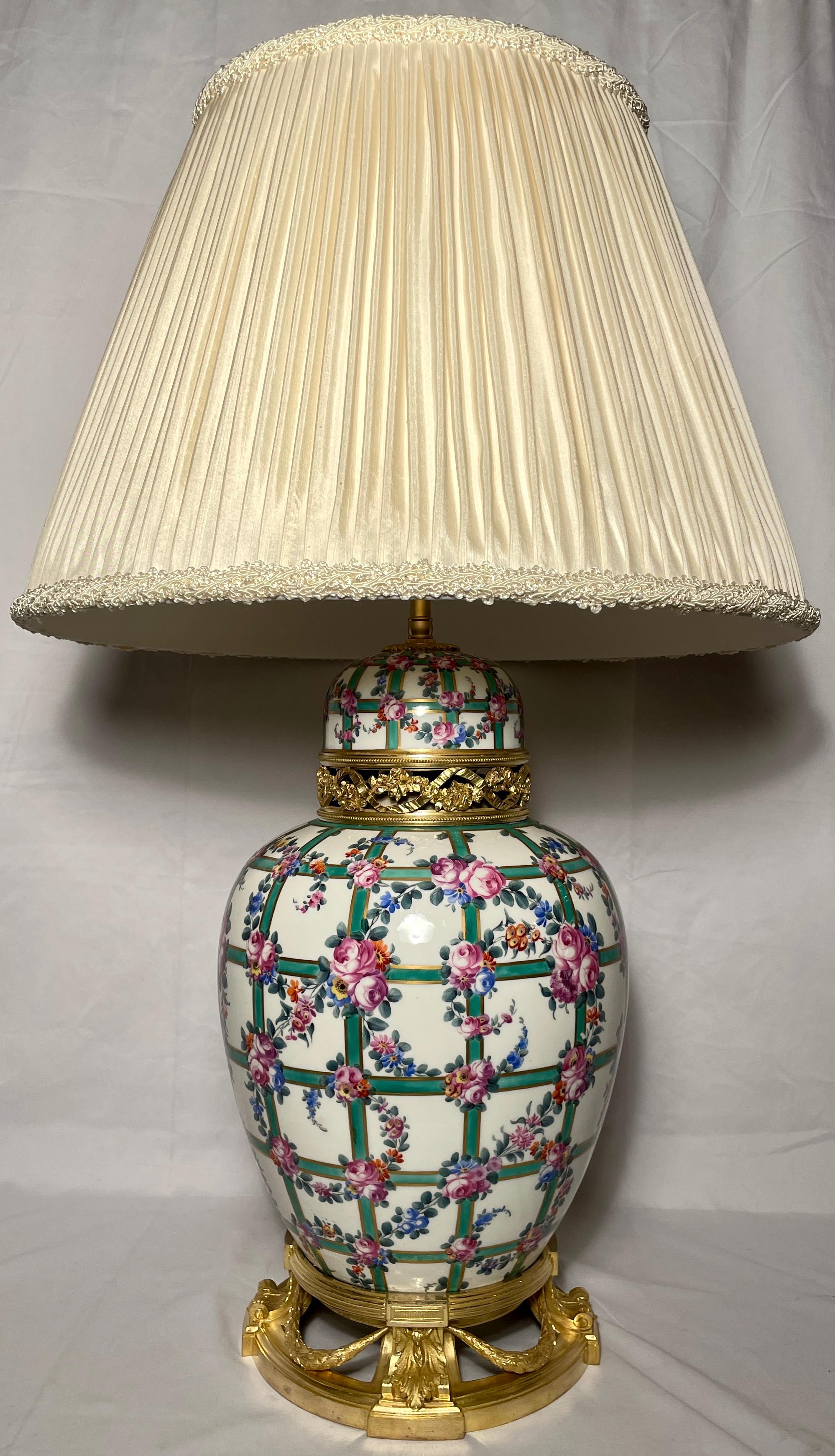 Paire de lampes anciennes en porcelaine et bronze doré de la Belle Époque française, vers 1880. 