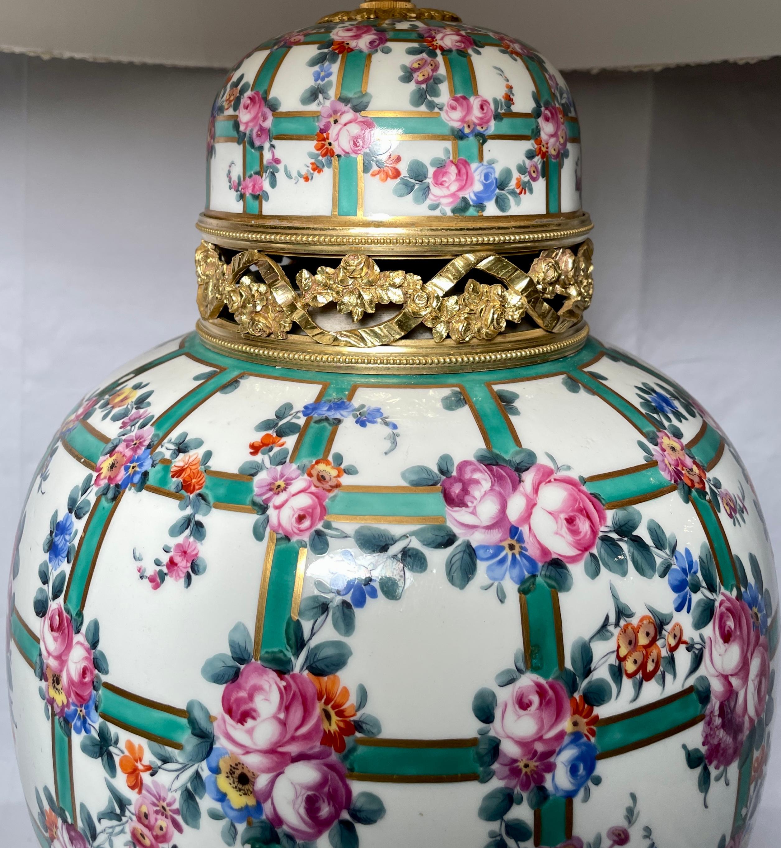 Français Paire de lampes anciennes en porcelaine et ormolu de la Belle Époque française, vers 1880. en vente