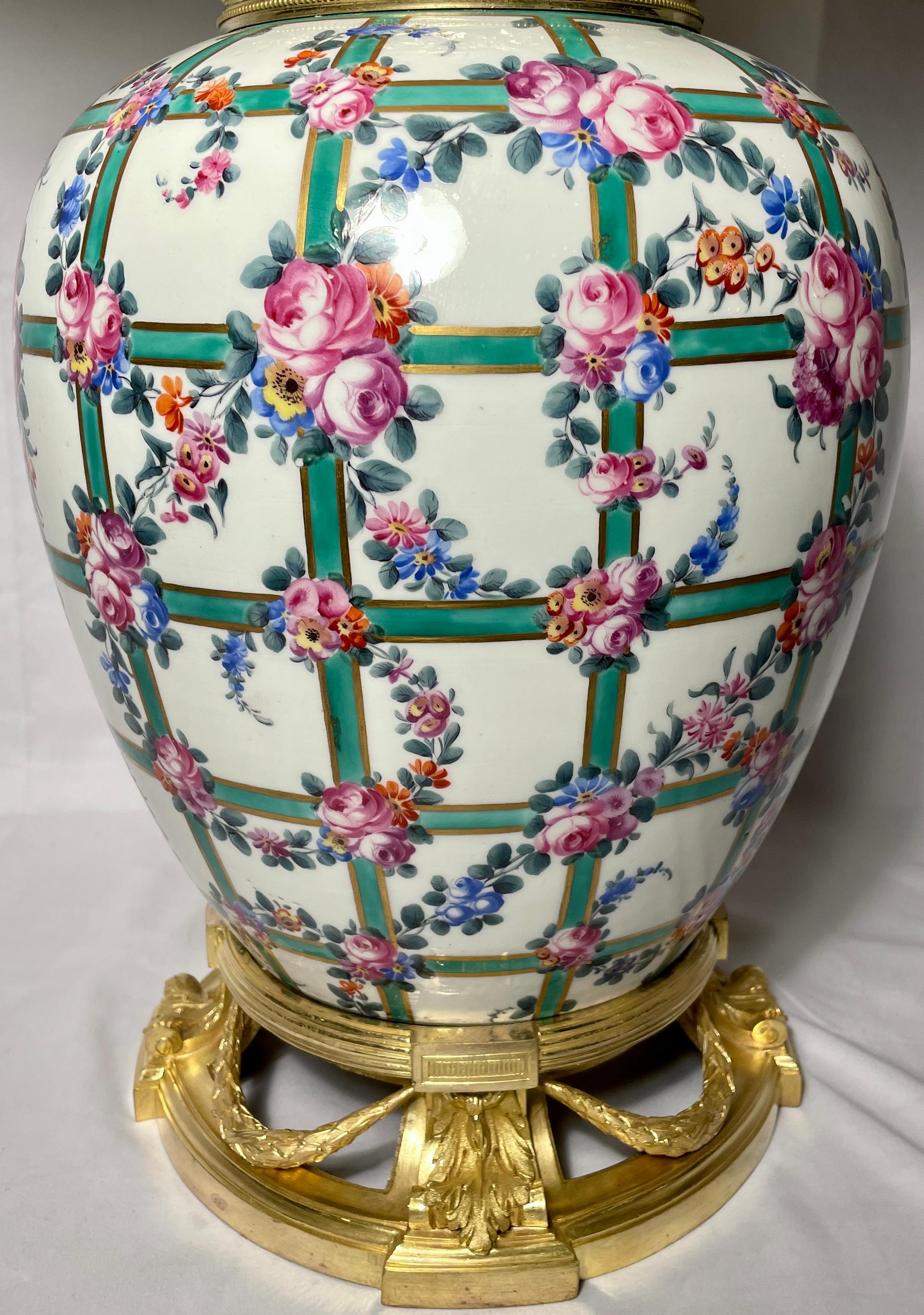 Paire de lampes anciennes en porcelaine et ormolu de la Belle Époque française, vers 1880. Bon état - En vente à New Orleans, LA