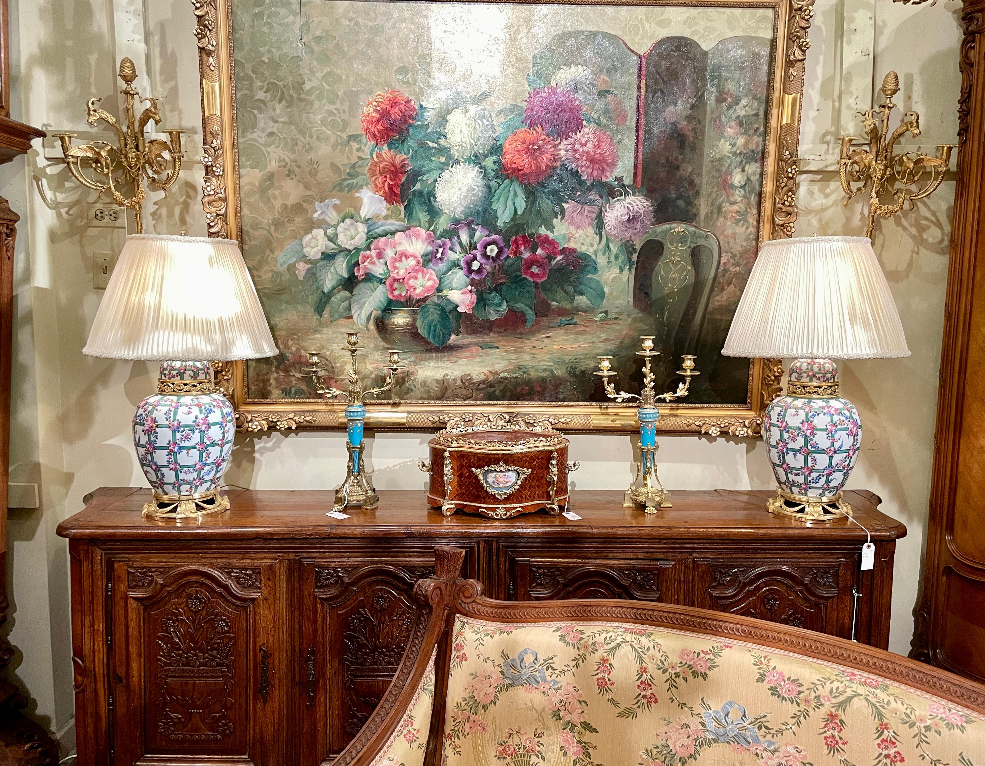 XIXe siècle Paire de lampes anciennes en porcelaine et ormolu de la Belle Époque française, vers 1880. en vente