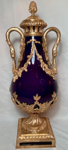Paar antike französische Belle Poque Svres Urnen aus blauem Porzellan und Goldbronze, ca. 1880