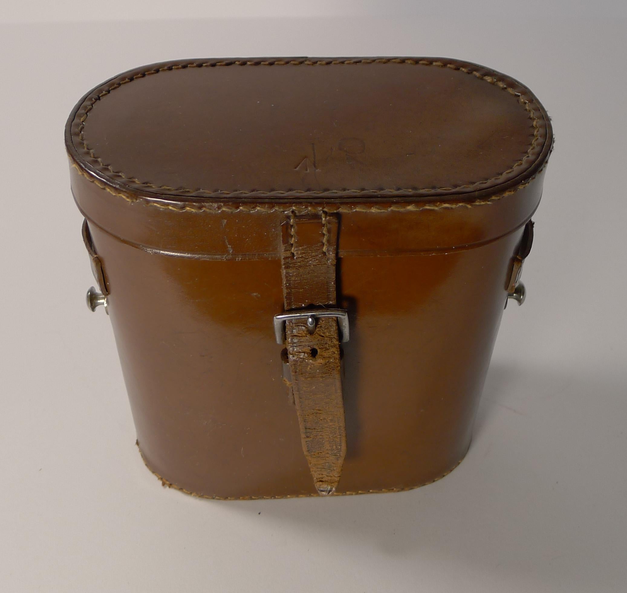Une paire de jumelles françaises d'une grande beauté qui a été nettoyée et polie professionnellement pour leur redonner leur gloire d'antan:: datant d'environ 11910. 

Le laiton est revêtu d'un cuir texturé foncé:: les oculaires sont dotés