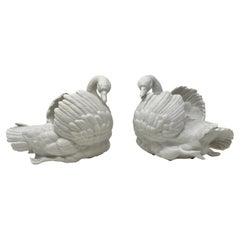 Paire de jardinières françaises anciennes en porcelaine biscuit avec cygne