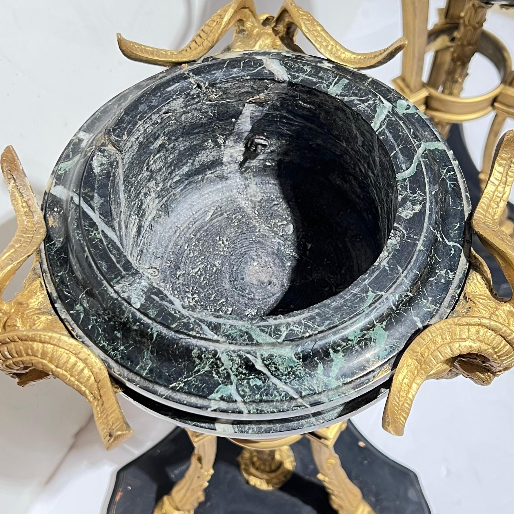 Paire d'Athènes françaises anciennes en bronze et marbre de style Louis XVI en vente 5