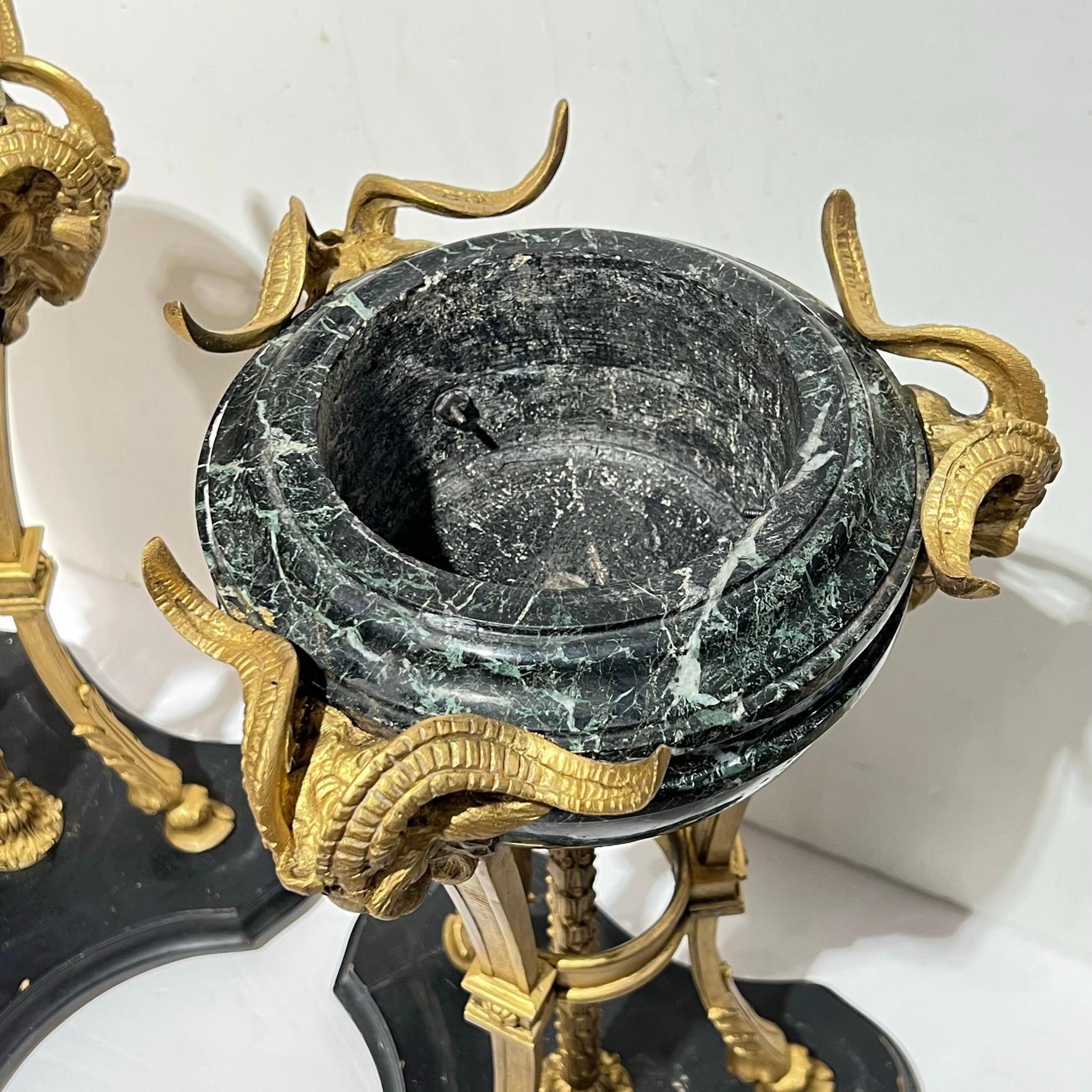 Paire d'Athènes françaises anciennes en bronze et marbre de style Louis XVI en vente 6