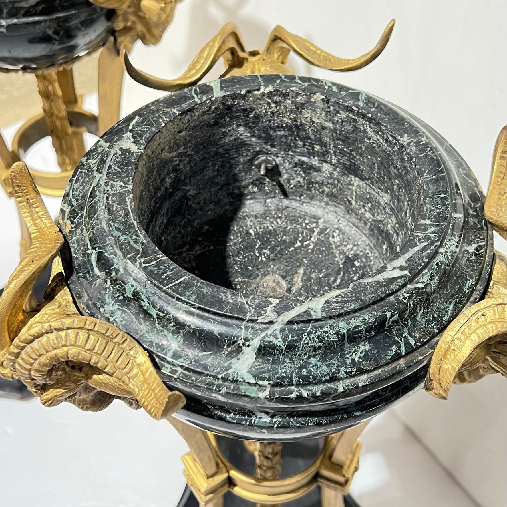 Paire d'Athènes françaises anciennes en bronze et marbre de style Louis XVI en vente 7