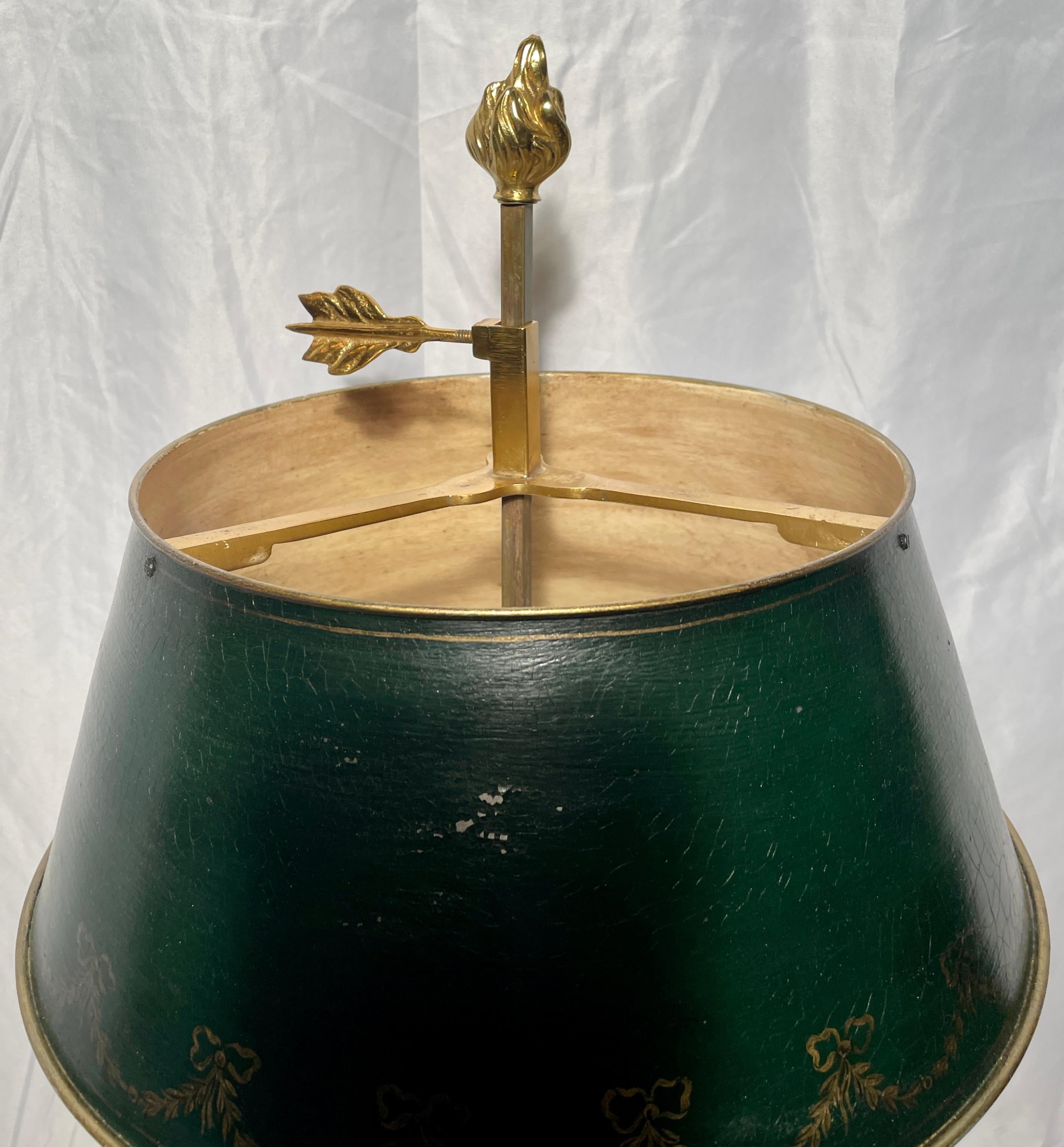 Français Paire de lampes bouillotte françaises anciennes en bronze d'or, vers 1890. en vente