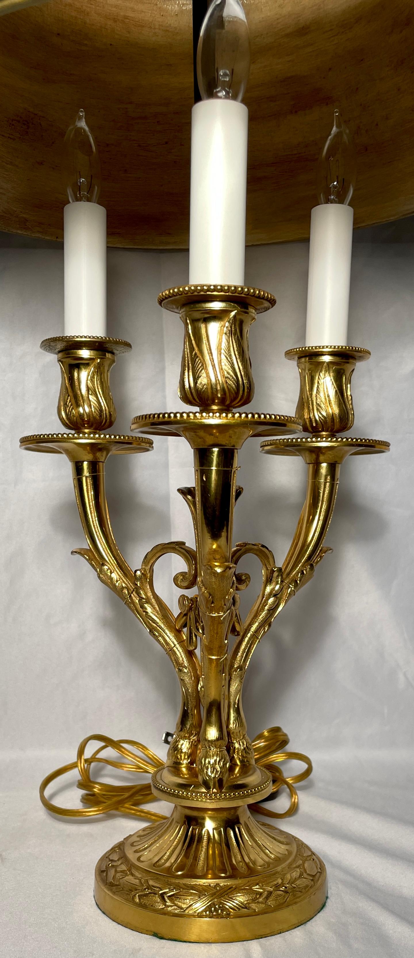XIXe siècle Paire de lampes bouillotte françaises anciennes en bronze d'or, vers 1890. en vente