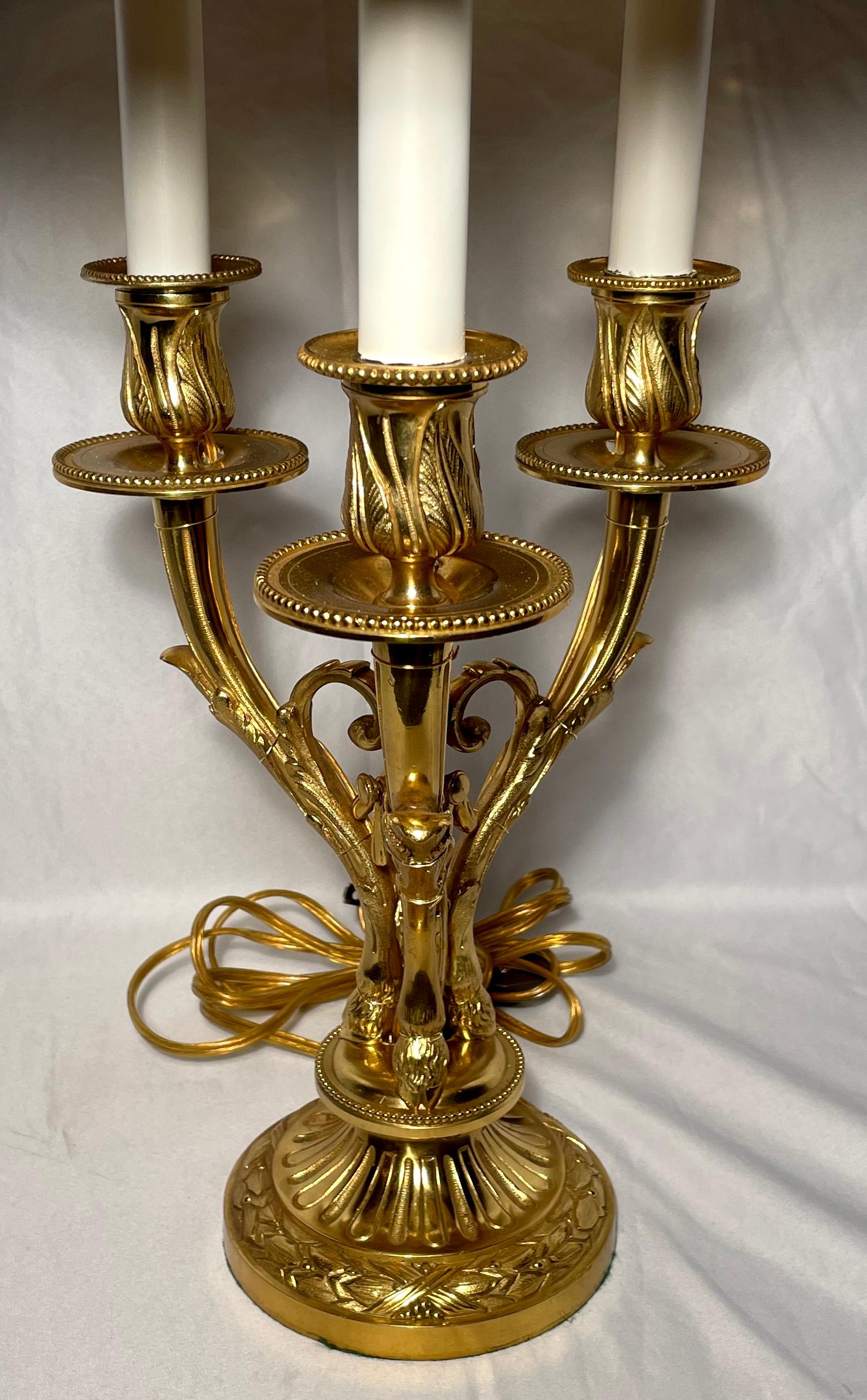 Bronze Paire de lampes bouillotte françaises anciennes en bronze d'or, vers 1890. en vente