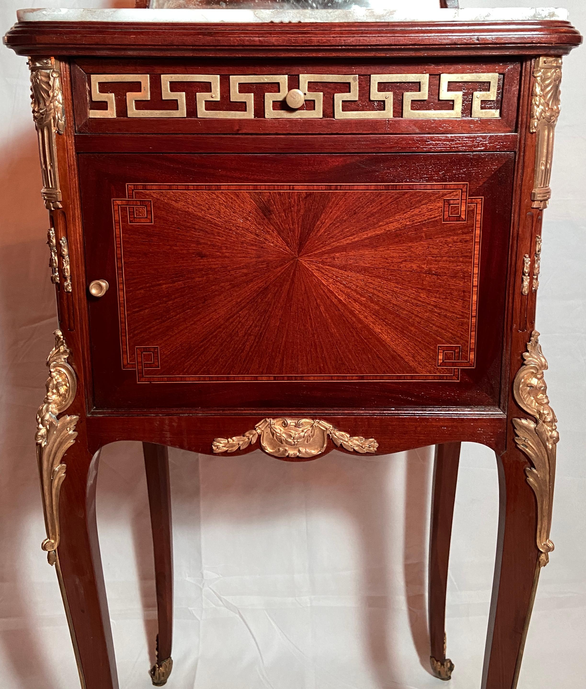 Paire de tables de nuit françaises anciennes en bronze d'or et acajou avec plateau en marbre, vers 1890 en vente 5