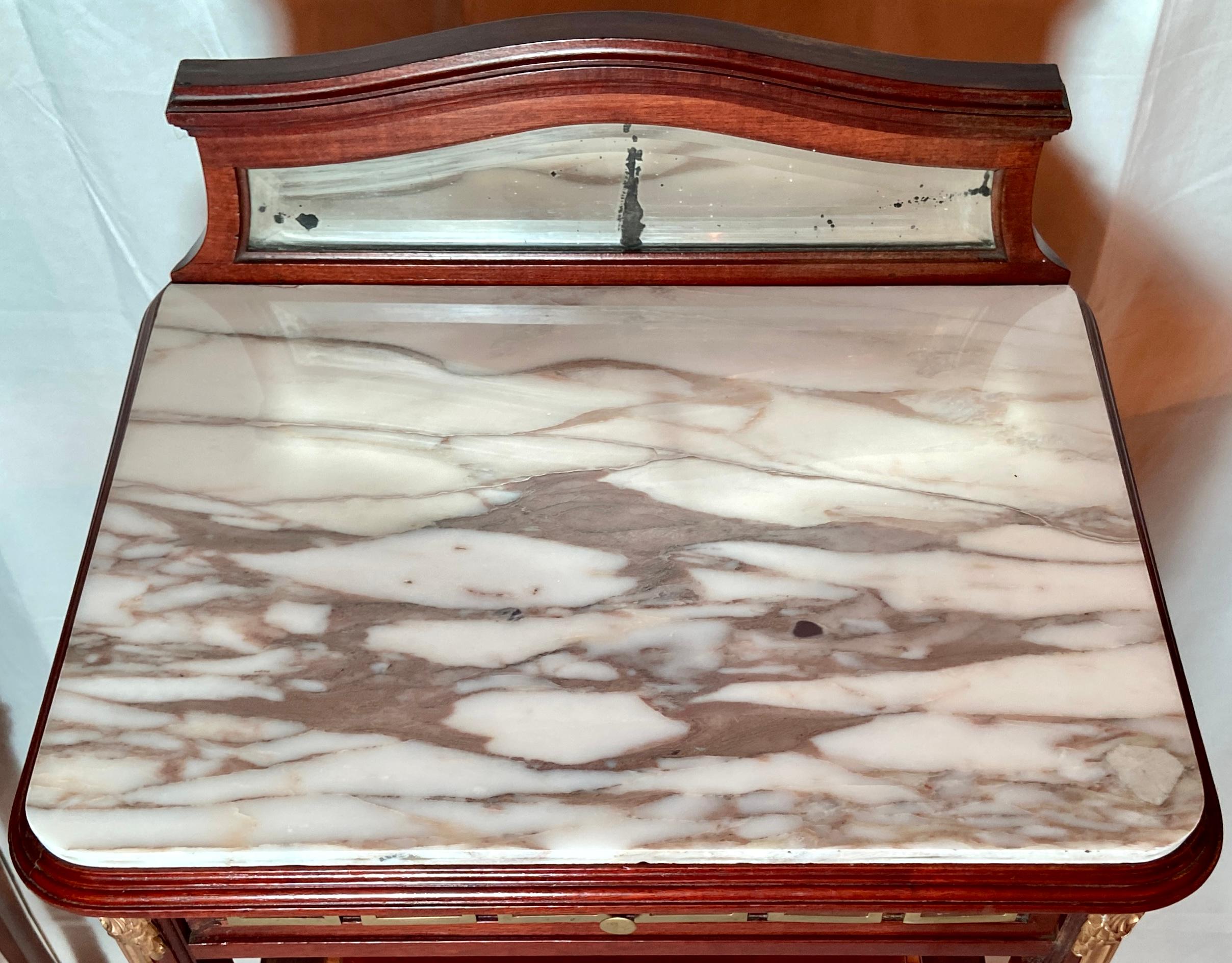 Paire de tables de nuit françaises anciennes en bronze d'or et acajou avec plateau en marbre, vers 1890 Bon état - En vente à New Orleans, LA