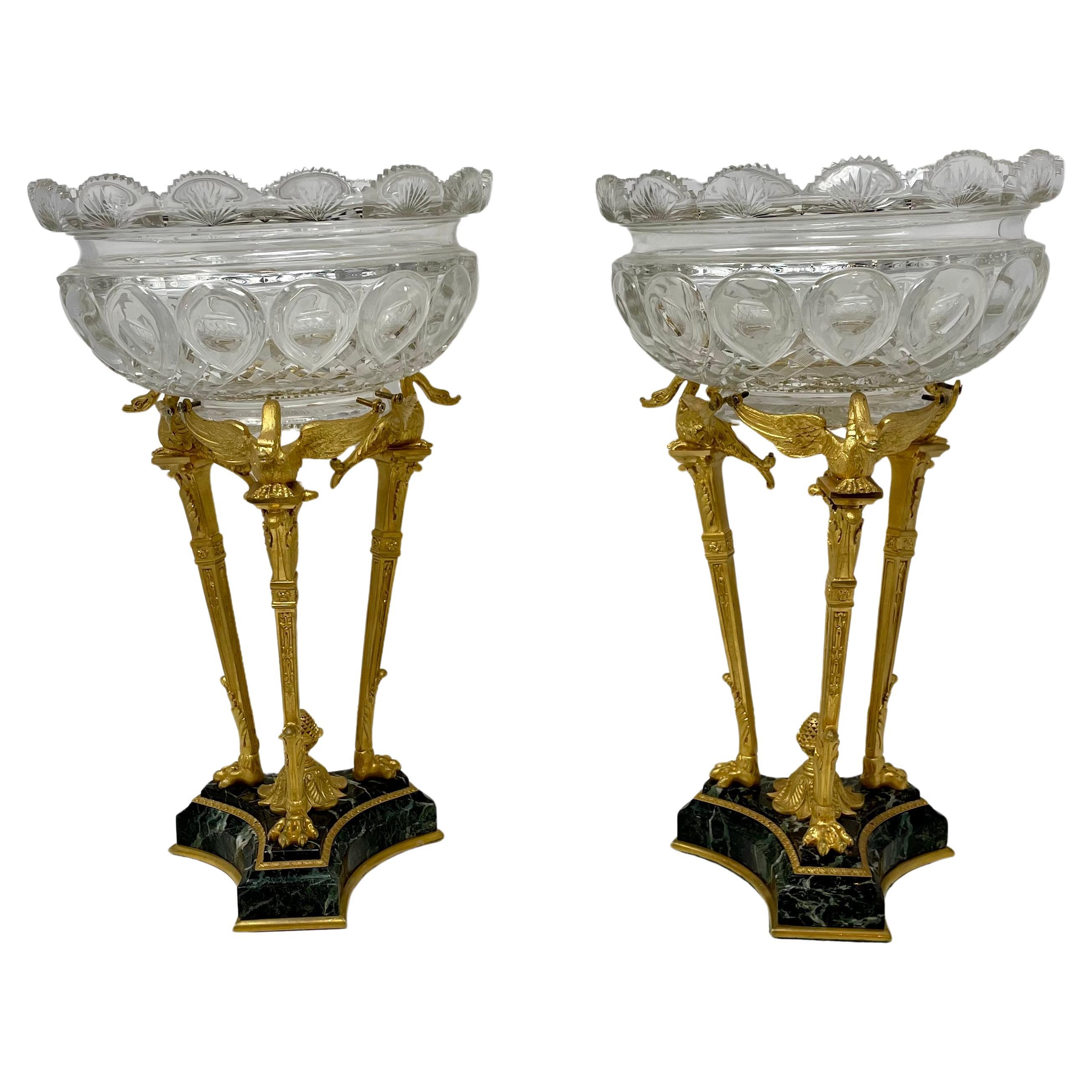 Paire de coupes en cristal montées sur des bases en marbre, vers 1890.