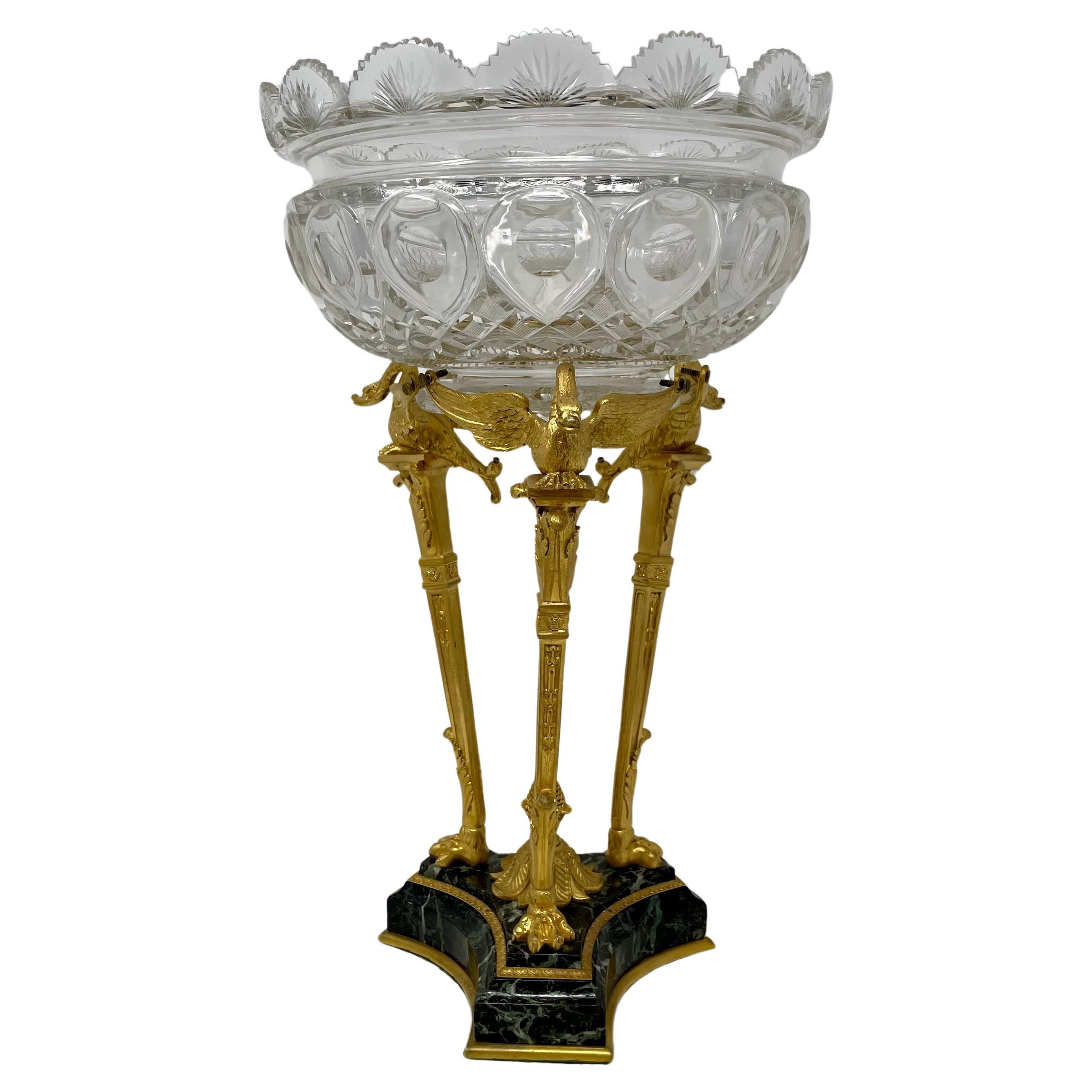Français Paire de coupes françaises anciennes en cristal montées sur des socles en marbre, vers 1890 en vente