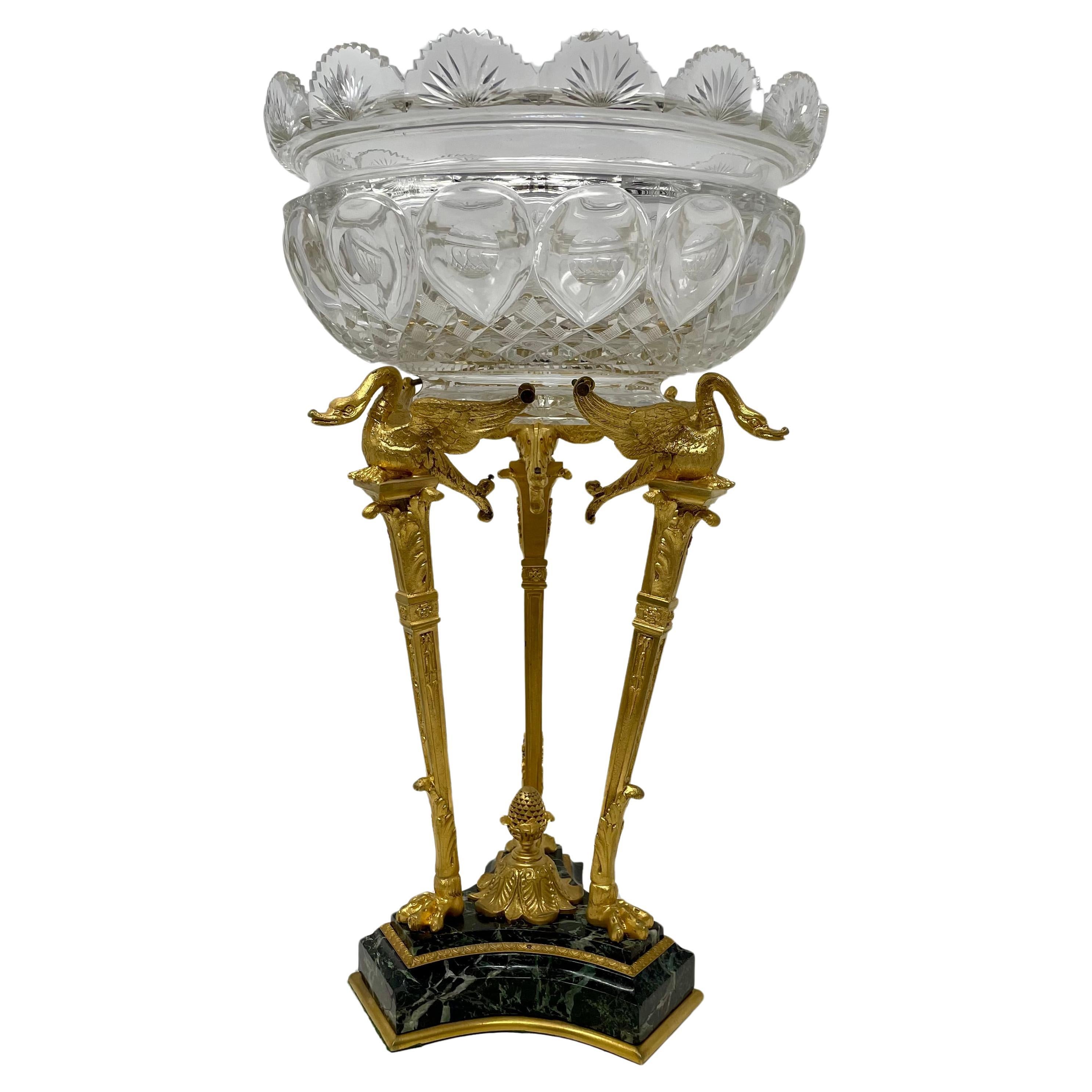 Paire de coupes françaises anciennes en cristal montées sur des socles en marbre, vers 1890 Bon état - En vente à New Orleans, LA