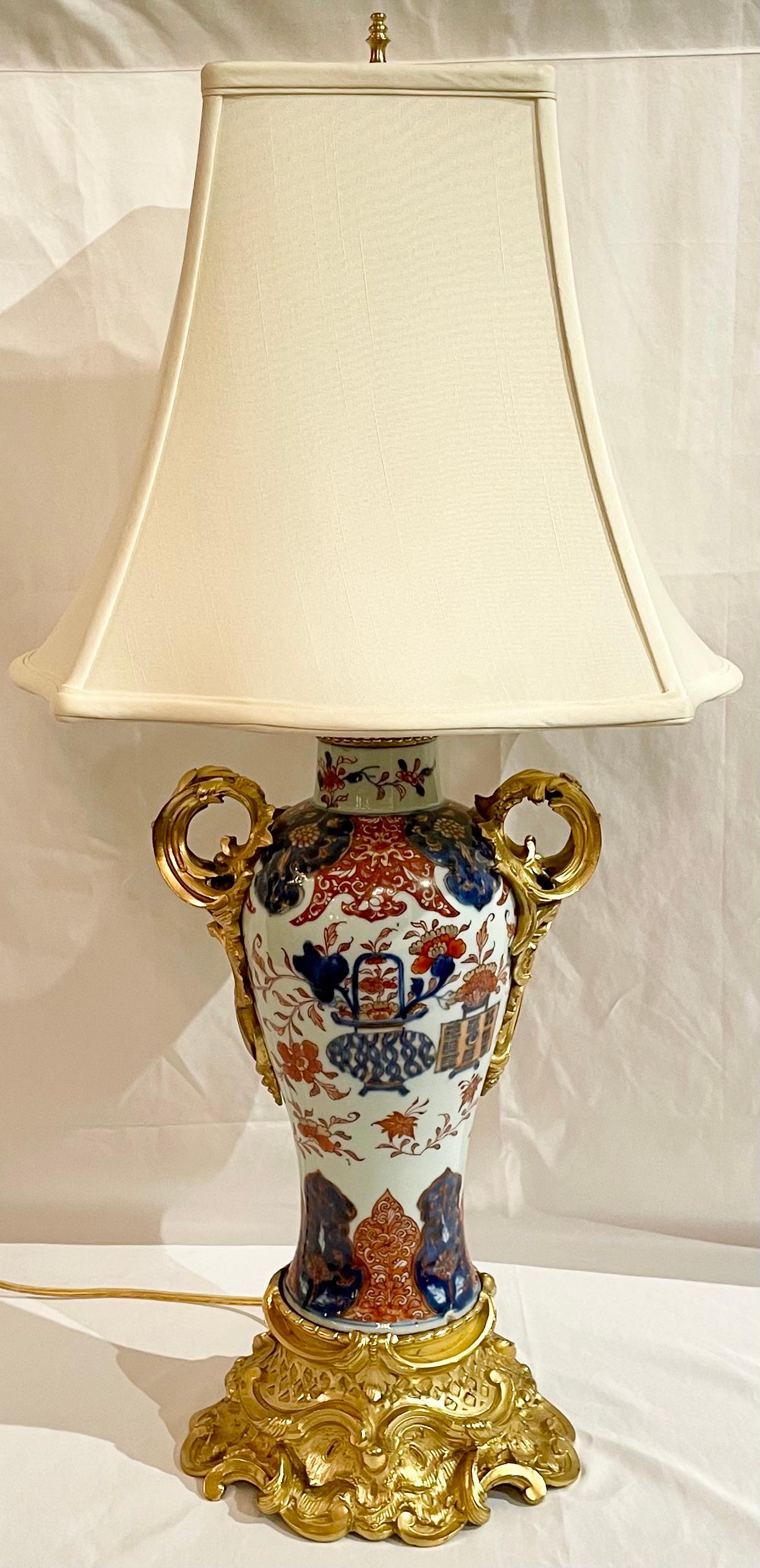 Pareja de Lámparas Francesas Antiguas de Bronce D'Oré Montadas en Imari Porcelain, Circa 1880. Francés en venta