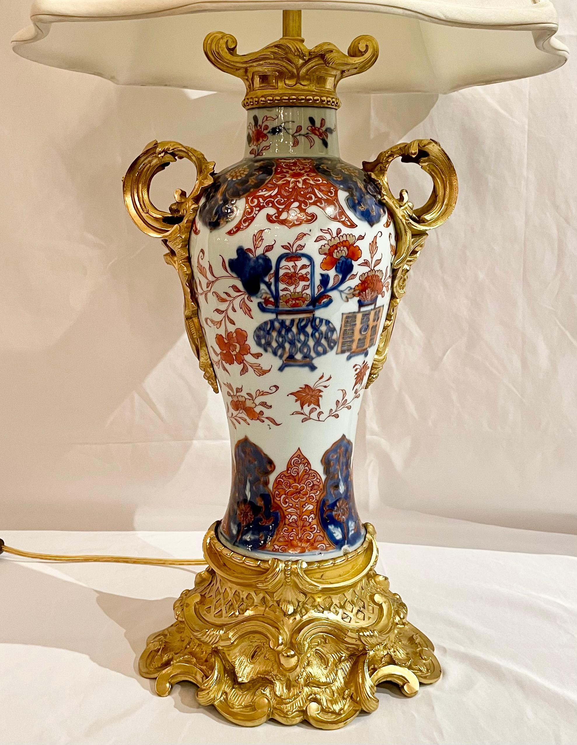 Pareja de Lámparas Francesas Antiguas de Bronce D'Oré Montadas en Imari Porcelain, Circa 1880. en Bueno estado para la venta en New Orleans, LA