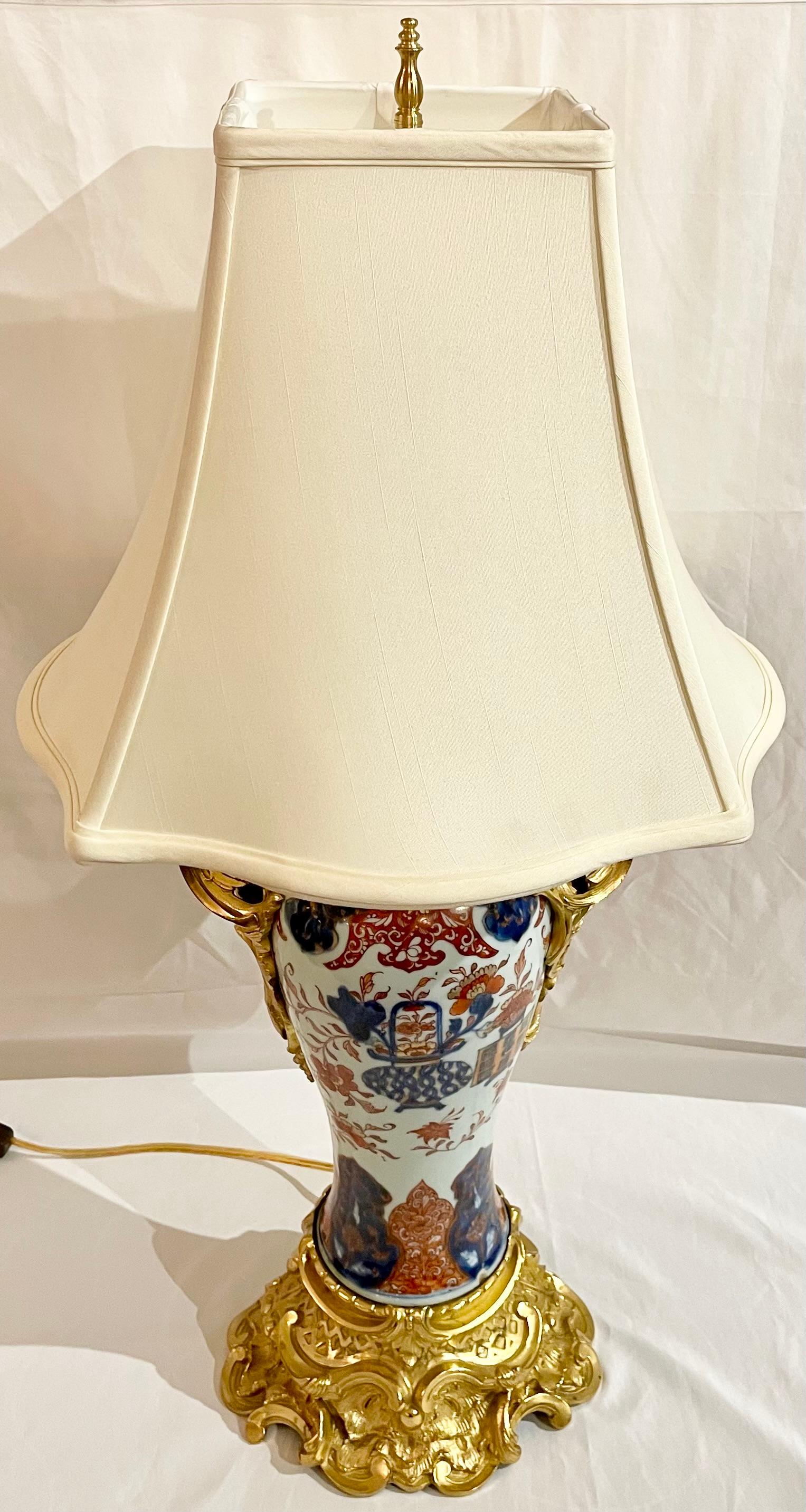 Pareja de Lámparas Francesas Antiguas de Bronce D'Oré Montadas en Imari Porcelain, Circa 1880. siglo XIX en venta