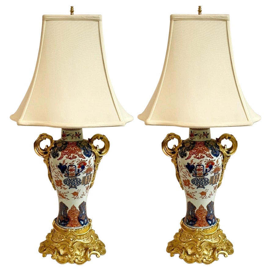 Pareja de Lámparas Francesas Antiguas de Bronce D
Oré Montadas en Imari Porcelain, Circa 1880.